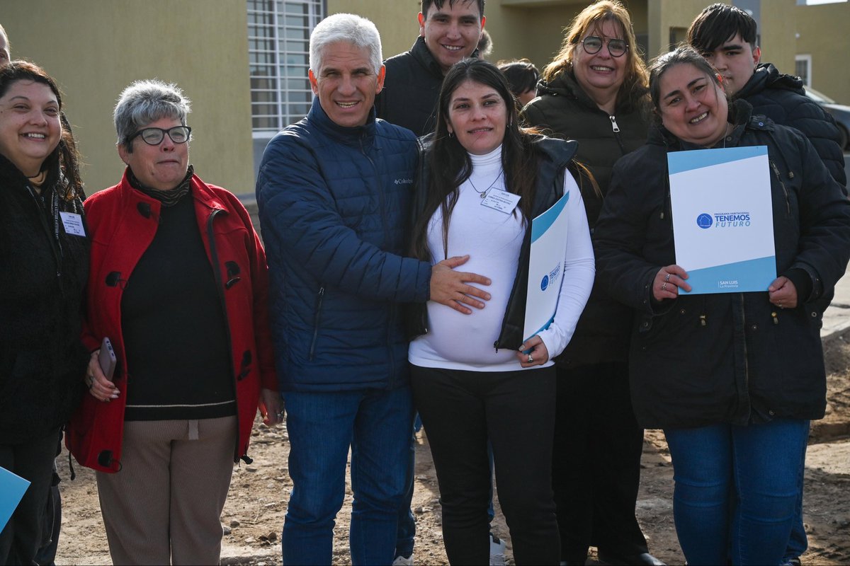 claudiojpoggi's tweet photo. LA TOMA - Visitamos, con las primeras familias sorteadas preadjudicatarias, el avance de obra de la construcción de 20 VIVIENDAS del “Plan Habitacional Tenemos Futuro” en la Localidad de La Toma. Mucha emoción. El próximo sábado 15 de Agosto (dentro de tres meses) estarán finalizadas las casas y se entregarán a cada familia. Navidad del 2026 en la casa propia !!
