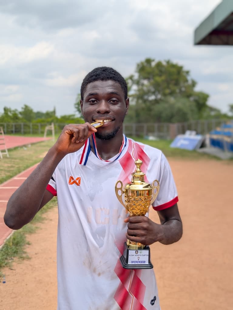 99casperr's tweet photo. First frame: Me with a gold medal after going thru defeats and unfavorable moments 
Second frame: A younger me happy with my silver medal but still thriving for the gold

Sometimes life just need to catch you on a tiny road😂🔥💯
#MotivationalQuotes #Unilorin #AfricanAmericanArt https://t.co/zDFOc5WcSd