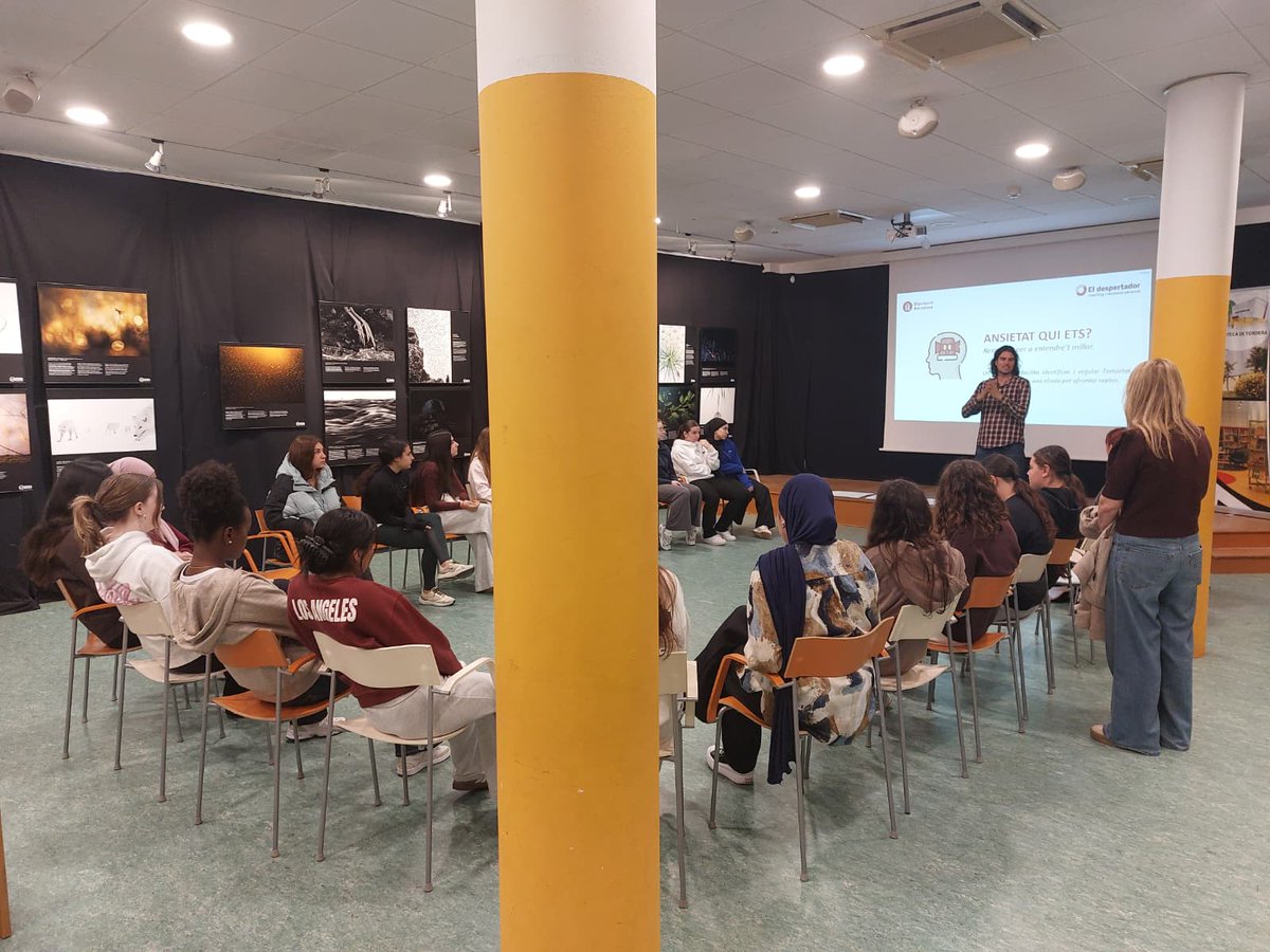 btordera's tweet photo. Aquest matí un grup d'alumnes de l'Institut Lluís Companys han gaudit amb l'Albert Vinyals, psicòleg i professor de la @UABBarcelona, del Taller "Ansietat qui ets" dins del programa #MensSana de la @diba 

#Tordera #BibliosMaresme @Aj_Tordera  @radio_tordera @bibliotequesXBM https://t.co/7yON0wuOiU