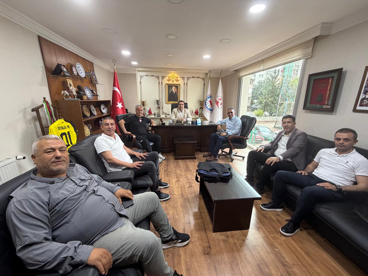 ADANAASKF's tweet photo. Merkez Hakem Kurulu Üyesi Mustafa Kamil Abitoğlu, beraberinde Bölgesel Hakem Kurulu üyeleri Nevzat Adal ve Ali Karatutlu ile birlikte, Adana İl Hakem Kurulu Başkanı Kürşat Uçar eşliğinde Federasyonumuzu ziyaret etti.
@DRAHMETBOZAN @taskk_1980 https://t.co/EewMFZZzmm