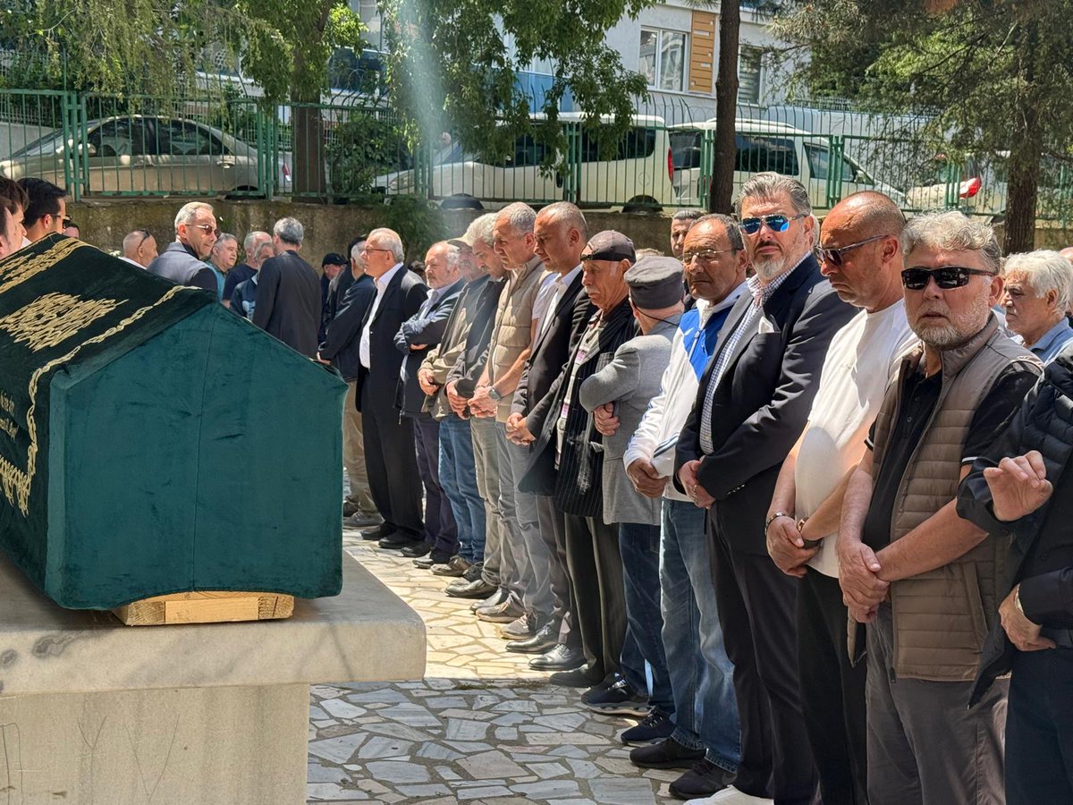 MHP_Atasehir's tweet photo. İlçe Başkanımız Sn. Hakan ARIKAYA ve yönetim kurulu üyelerimiz; Örnek Ülkü Ocakları Eski Başkanımız Hayri GÜRDAL'ın kıymetli ağabeyi merhum Ali GÜRDAL'ın Örnek Mahallesi Türkistan Camii'nde ki cenaze namazına katılım sağladılar. 

Merhuma Allah'tan rahmet, kederli GÜRDAL ailesine sabır ve başsağlığı dileriz.