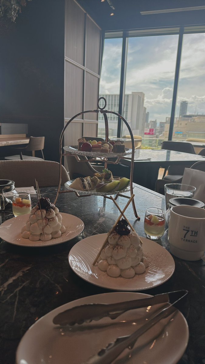 __mrm314's tweet photo. The 7th TERRACEとTWG teaコラボの
アフタヌーンティーへ🫖🤍

紅茶とチェリーがテーマのスウィーツで
とても美味しかったです🍒☕️

目まぐるしい毎日なので
久々に一息つけて幸せでした🥰

ツイストギャザーワンピースの
BEIGEを初おろし👗❤️

#THE7thTERRACE
#TWGtea 
#ánuans https://t.co/lv51qq3tPN