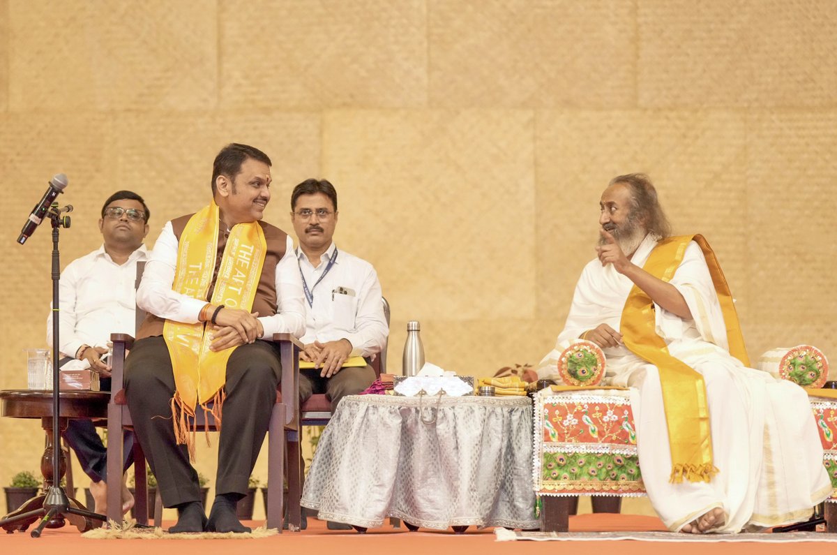 CMOMaharashtra's tweet photo. 🔸 CM Devendra Fadnavis at the celebration of the 70th birth year of H. H. Gurudev Sri Sri Ravi Shankar and the 45th anniversary of the Art of Living.
Haryana Governor Prof. Ashim Kumar Ghosh and other dignitaries were present.

🔸 मुख्यमंत्री देवेंद्र फडणवीस यांची पूज्य गुरुदेव श्री श्री रविशंकर यांच्या 70व्या जन्मवर्षानिमित्त व आर्ट ऑफ लिव्हिंगच्या 45व्या वर्धापनदिनानिमित्त आयोजित सोहळ्यास प्रमुख उपस्थिती. 
यावेळी हरियाणाचे राज्यपाल प्रा. अशिम कुमार घोष व इतर मान्यवर उपस्थित होते. 

🔸 मुख्यमंत्री देवेंद्र फडणवीस इनकी पूज्य गुरुदेव श्री श्री रविशंकर जी इनके 70वें जन्मवर्ष के अवसर पर एवं आर्ट ऑफ लिविंग के 45वें स्थापना दिवस के उपलक्ष्य में आयोजित समारोह में प्रमुख उपस्थिति।
इस अवसर पर हरियाणा के राज्यपाल प्रो. असीम कुमार घोष एवं अन्य मान्यवर उपस्थित थे। 

🕖 7 pm | 15-5-2026 📍 Karnataka | संध्या. 7 वा. | १५-५-२०२६ 📍कर्नाटक.

@Dev_Fadnavis @RajBhavanHry @Gurudev @ArtofLiving
#Gurudev #DevendraFadnavis #ArtOfLiving45