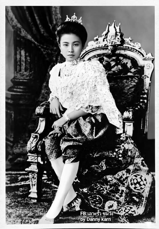decillion68's tweet photo. รูปเจ้าจอม ม.ร.ว. สดับ ลดาวัลย์ นั่งพระโทรนตราแผ่นดิน โดยได้รับพระมหากรุณาธิคุณ โปรดเกล้าฯจากพระบาทสมเด็จพระจุลจอมเกล้าเจ้าอยู่หัว รัชกาลที่ ๕  ให้นั่งพระเก้าอี้ตราแผ่นดินเพื่อถ่ายรูป  สำหรับพระเก้าอี้ตราแผ่นดิน https://t.co/NIjqODEaFa