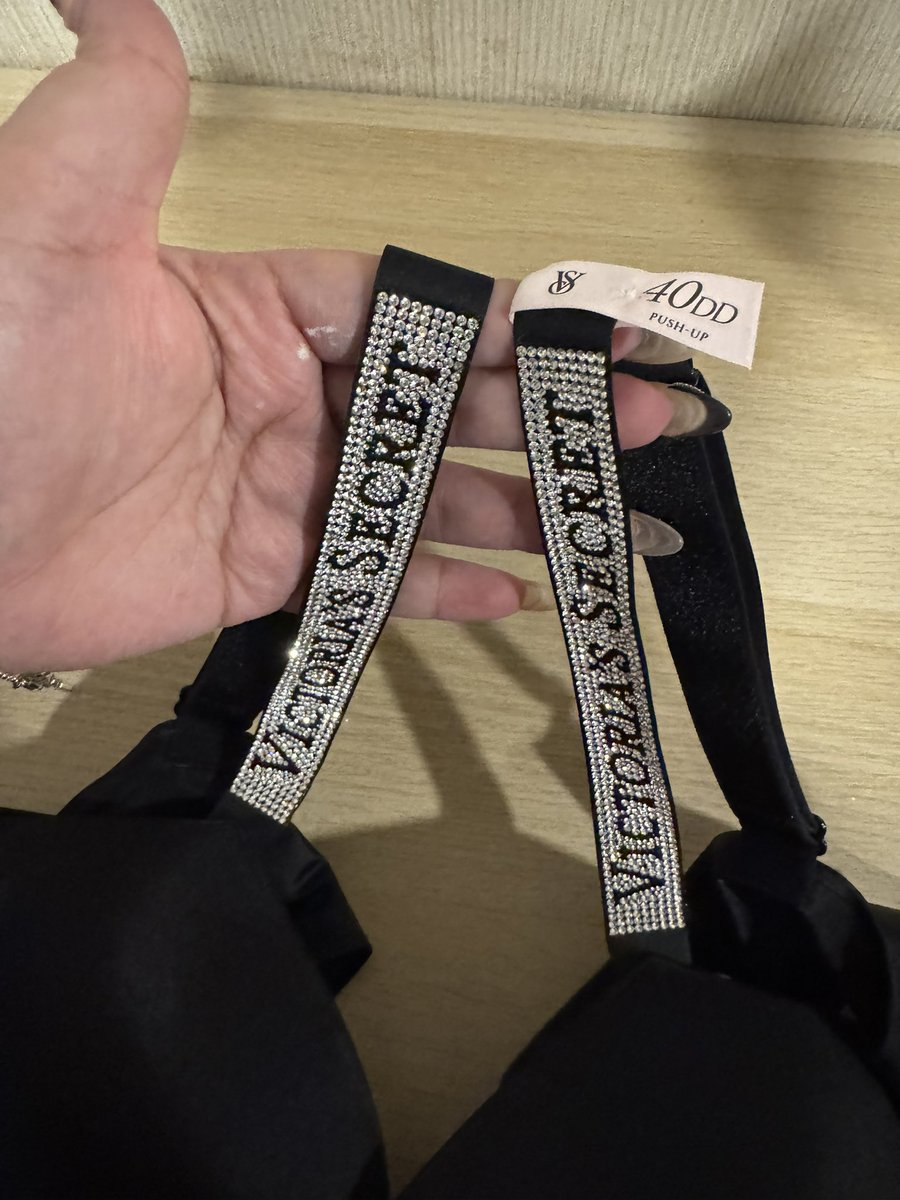 helloweekend66's tweet photo. ส่งต่อLogo Shine Strap Push-Up Bra40 DD 
ไม่เคยใส่ ป้ายยังอยู่ สวยยมากก 
 1990❗️ free shipping (งดต่อนะคะ🥹)
DMมาขอดูเพิ่มเติมได้ค่ะ💌

#ส่งต่อvictoriasecret #พร้อมส่ง
#victoriasecretthailand #ส่งต่อVictoria #victoriasecertth #พรีออเดอร์เมกา https://t.co/bWEMfpWoUX