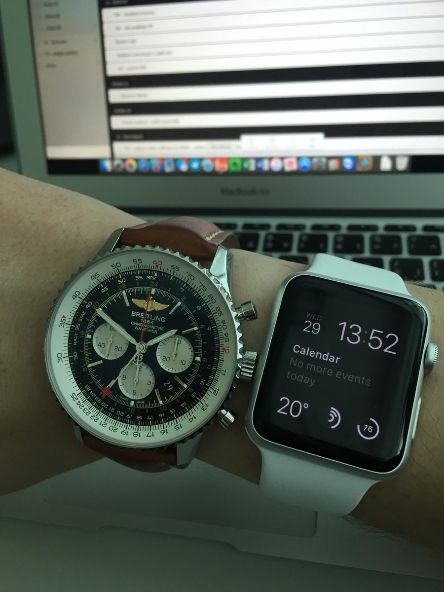 Deawo's tweet photo. Od roku 2015 (moje první na fotce) jsem nosil víceméně jen Apple Watch, až na pár odobocek ke Garminu, ale začínám si říkat, že možná náramek a klasické hodinky by pro mě teď byla lepší kombinace. 

Oura mi nesedí, aplikace je super, ale prsten mi nevyhovuje. https://t.co/xJqkc7WnuS