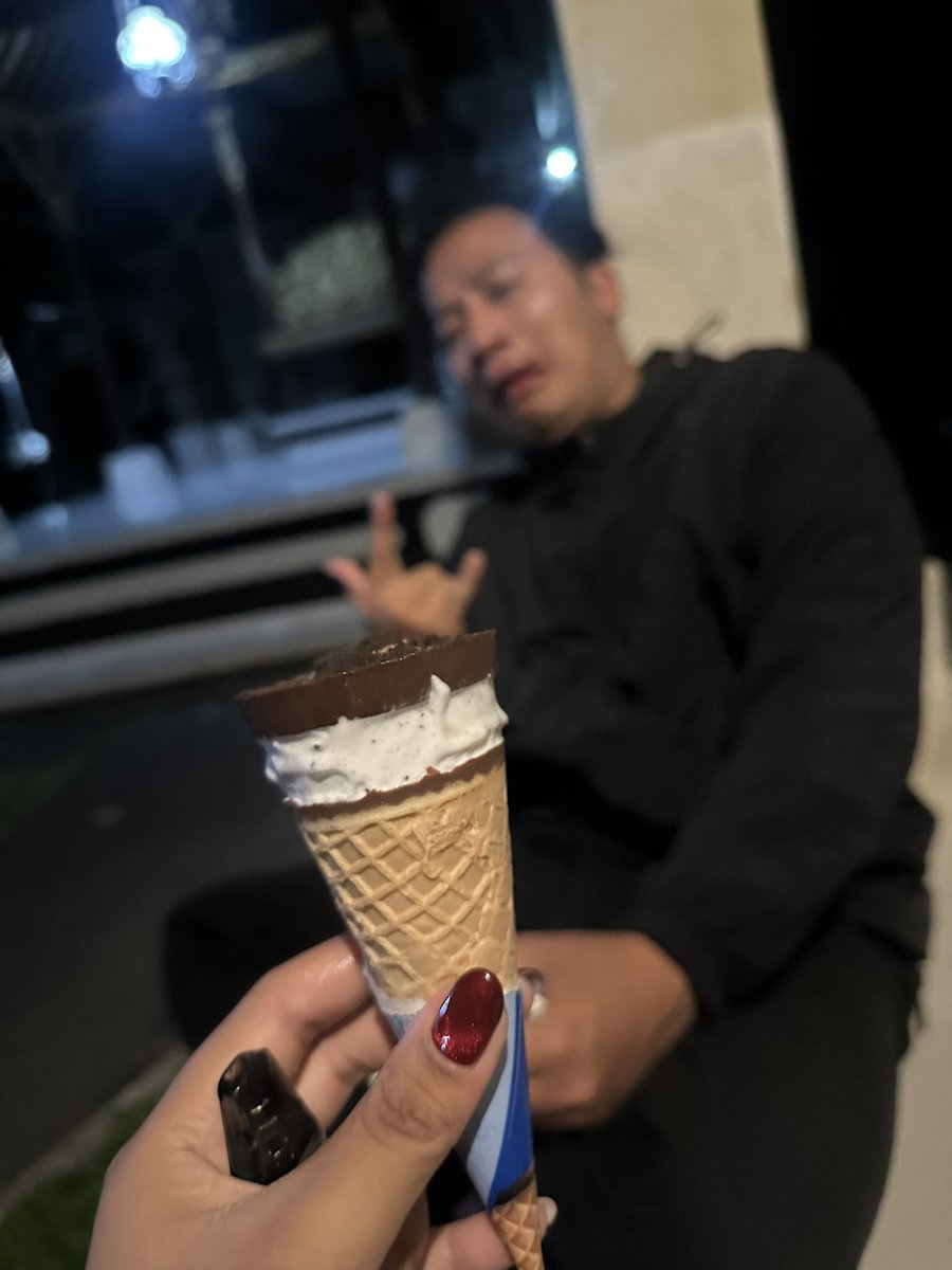 plumeriiaaa's tweet photo. Modus membawakan ice cream pulang kerja😭 https://t.co/iTGpfKf51r