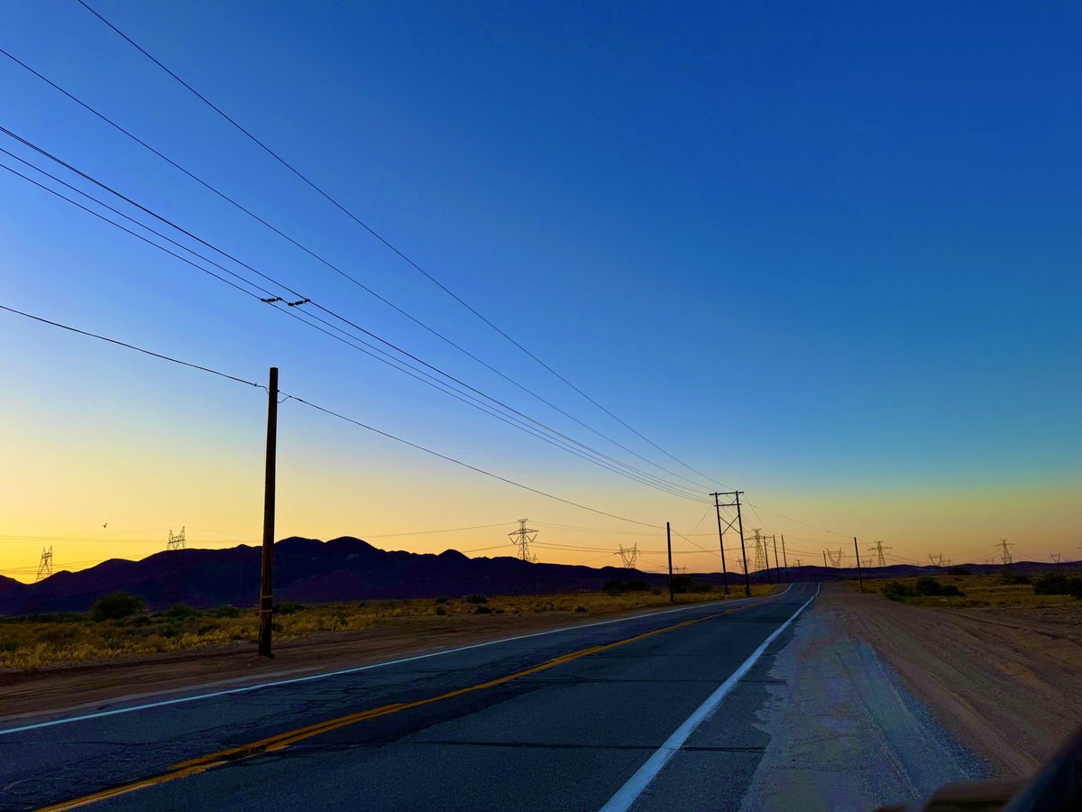 WaywardBun's tweet photo. More California photos. The second is one of my favorites 🌕 

#travelphotos #roadtrip https://t.co/iM9LabbmLn
