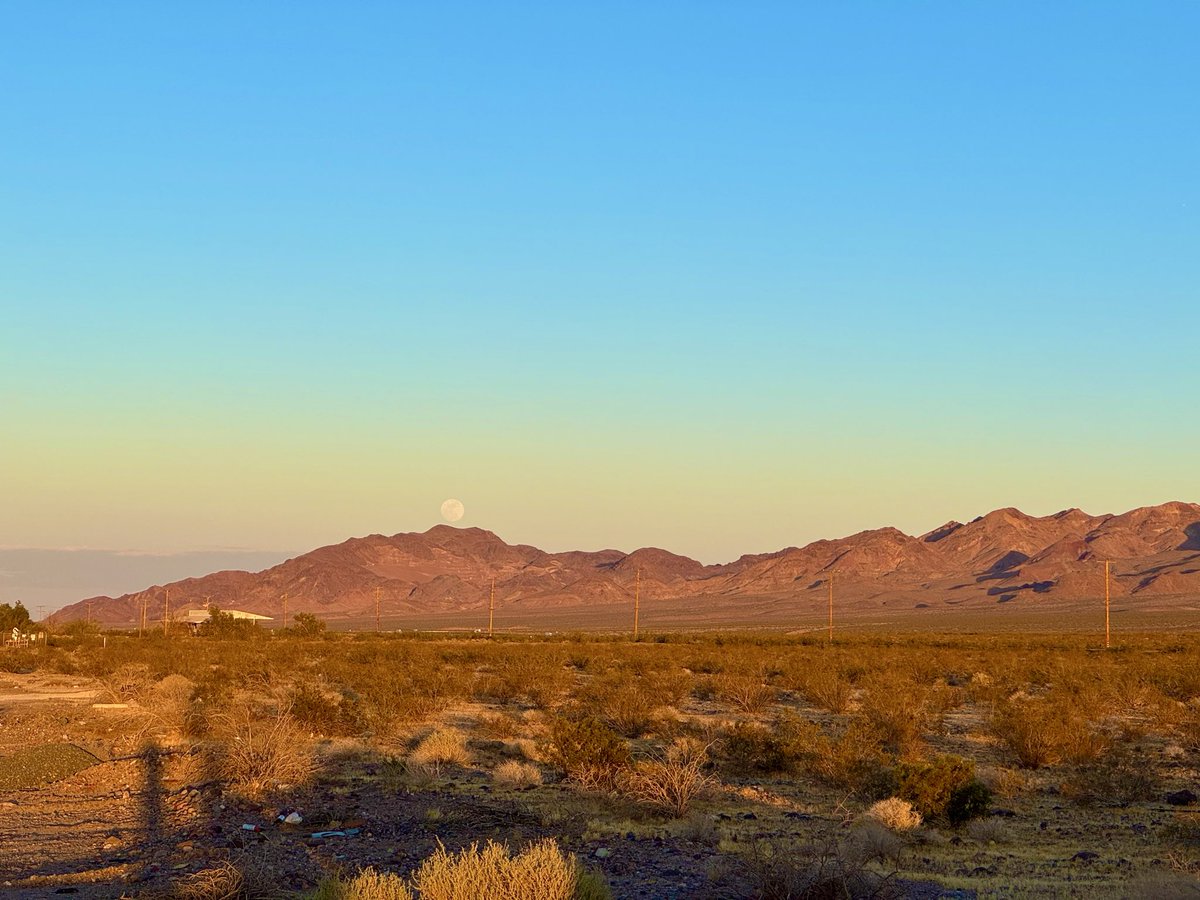 WaywardBun's tweet photo. More California photos. The second is one of my favorites 🌕 

#travelphotos #roadtrip https://t.co/iM9LabbmLn