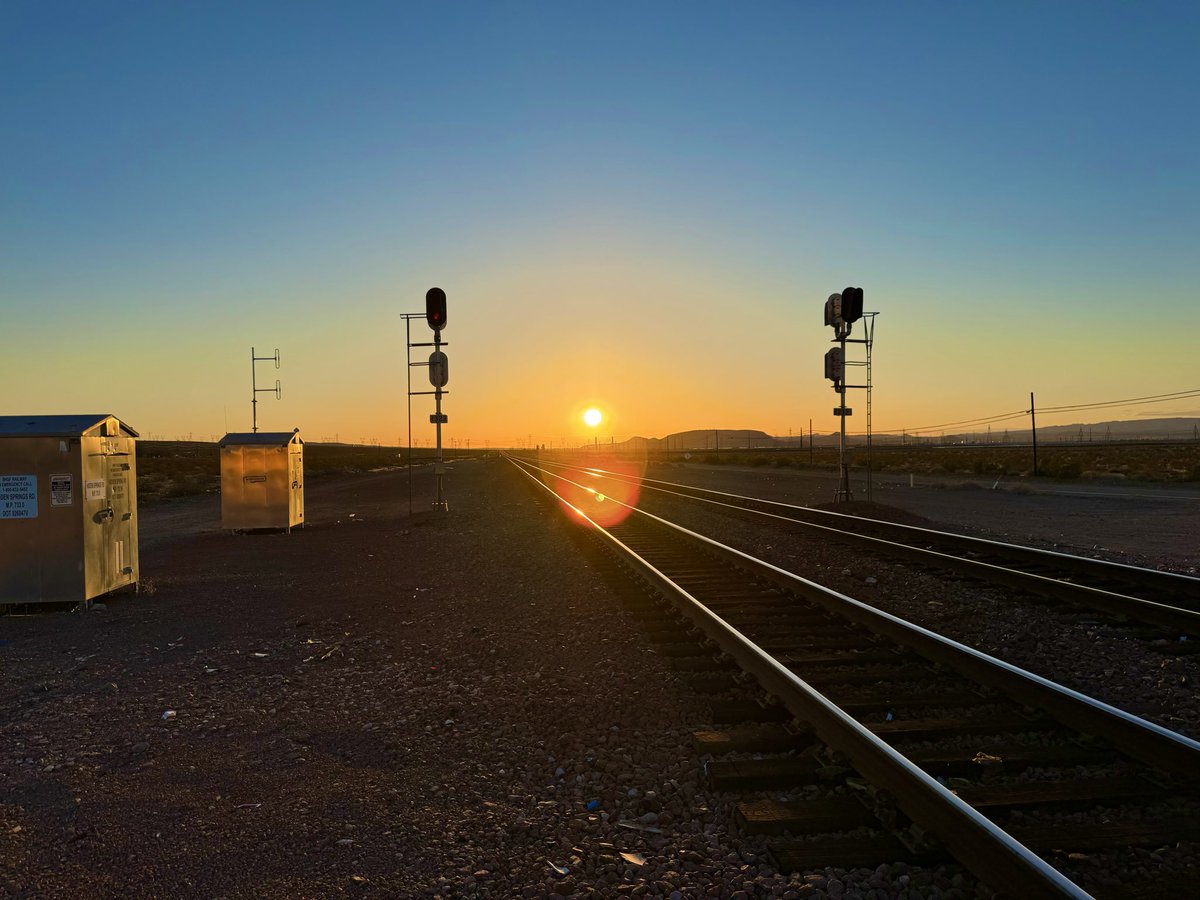 WaywardBun's tweet photo. More California photos. The second is one of my favorites 🌕 

#travelphotos #roadtrip https://t.co/iM9LabbmLn