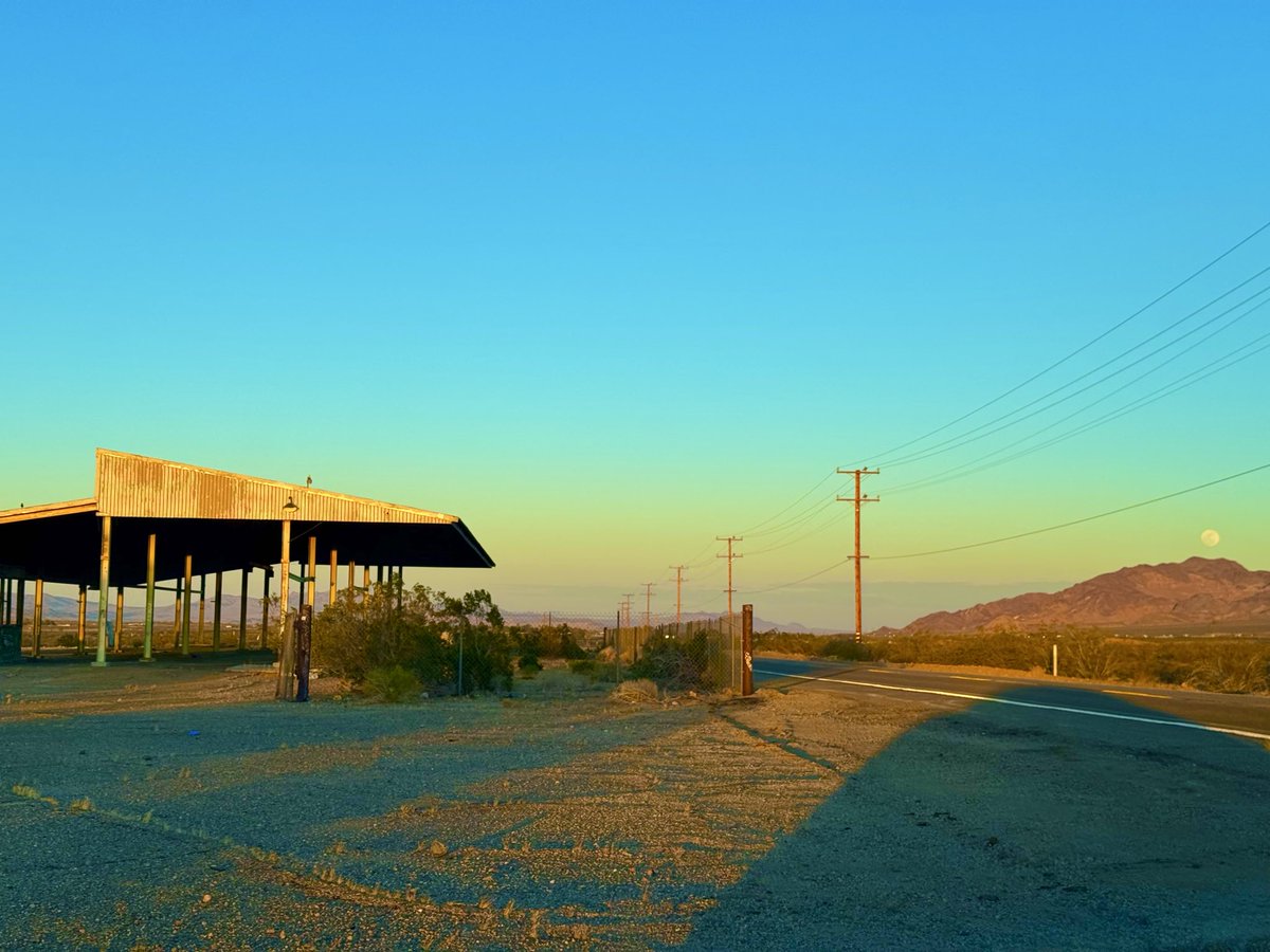 WaywardBun's tweet photo. More California photos. The second is one of my favorites 🌕 

#travelphotos #roadtrip https://t.co/iM9LabbmLn