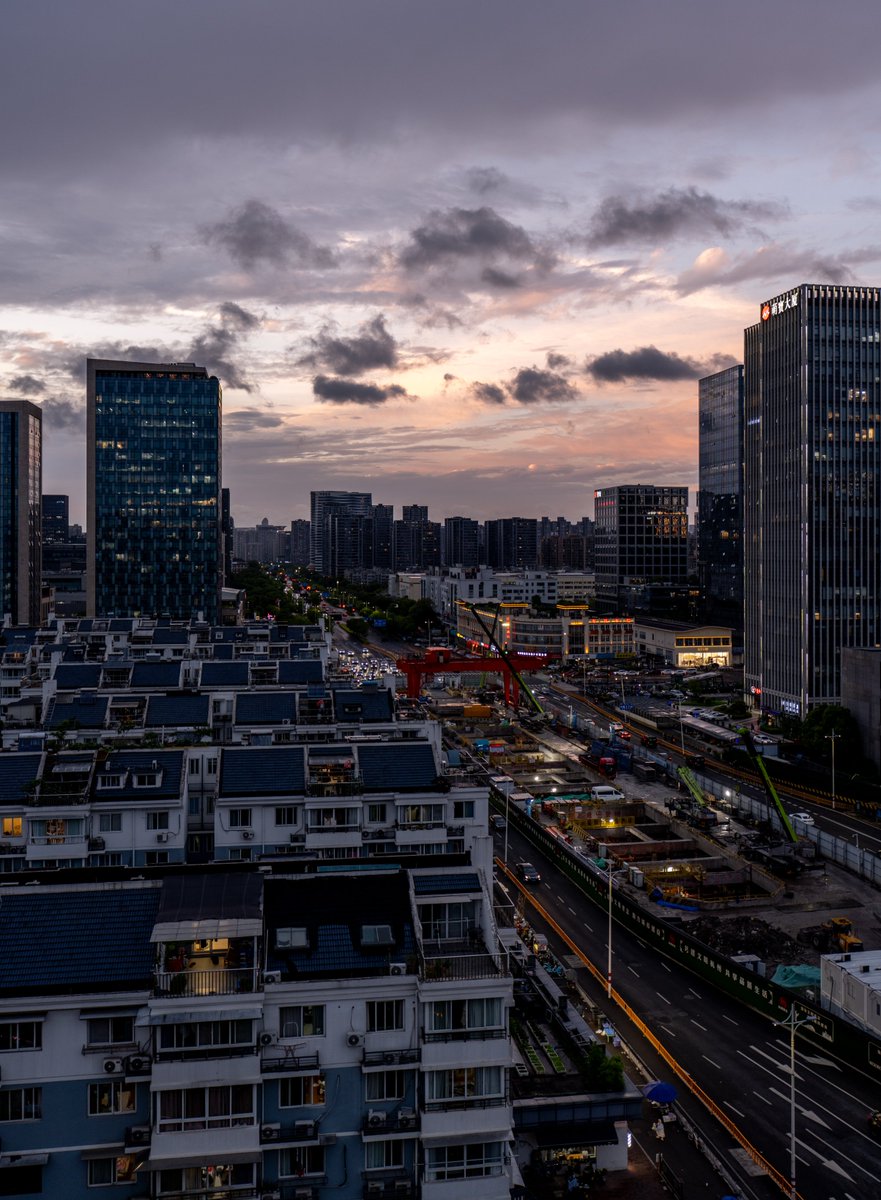 WDonkey12552's tweet photo. 雨后的晚霞, 有一种大结局的氛围
Z72第一次用全画幅镜头, 腾龙1630
#Z72 #晚霞 #杭州 https://t.co/z7H0fccRVz