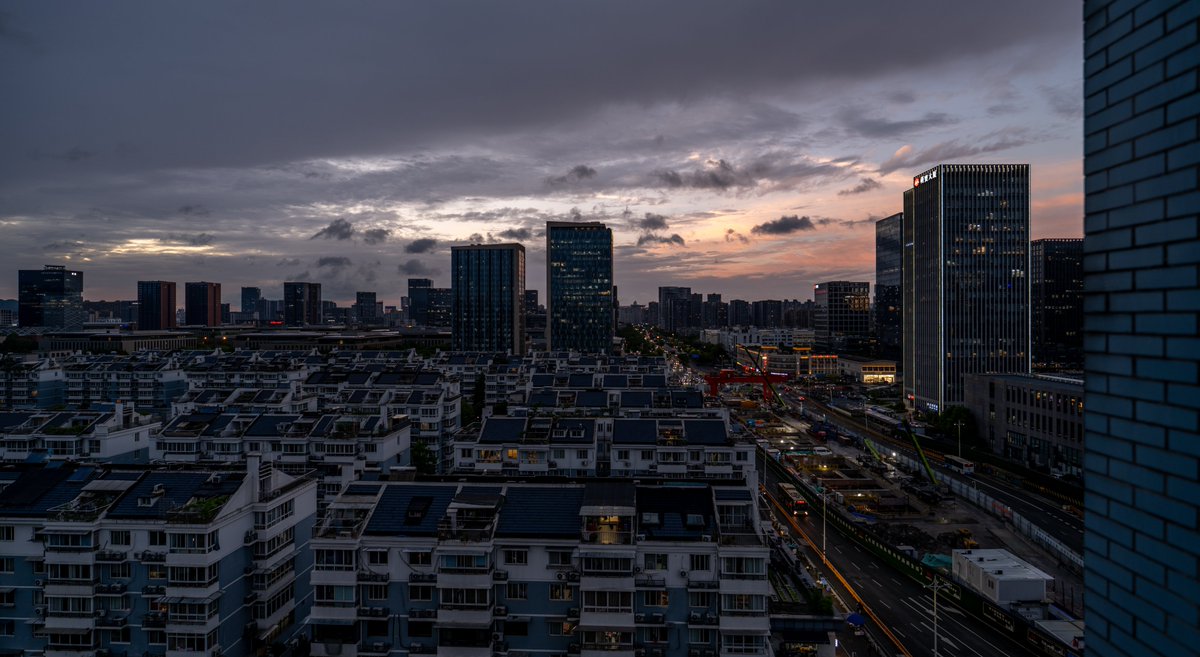 WDonkey12552's tweet photo. 雨后的晚霞, 有一种大结局的氛围
Z72第一次用全画幅镜头, 腾龙1630
#Z72 #晚霞 #杭州 https://t.co/z7H0fccRVz