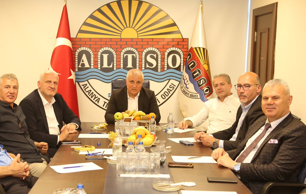 erayerdemalanya's tweet photo. Kıymetli iş insanlarımızla odamızda bir araya gelerek inşaat ve emlak sektörünün güncel sorunları üzerine değerlendirmeler yaptık.
Sektör temsilcilerimizin talep ve önerilerini de dinleyip çözüm bekleyen konular hakkında görüş alışverişinde bulunduk.
#altso #toplantı #emlak #inşaat
