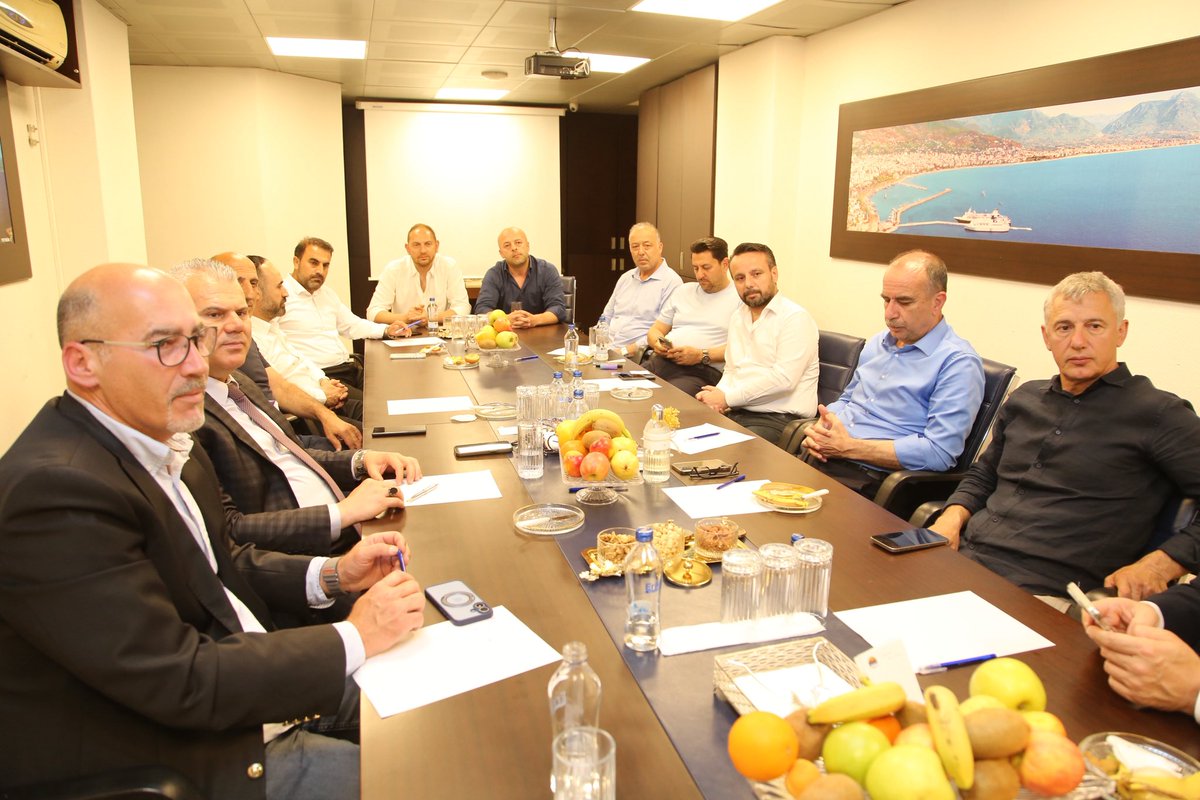 erayerdemalanya's tweet photo. Kıymetli iş insanlarımızla odamızda bir araya gelerek inşaat ve emlak sektörünün güncel sorunları üzerine değerlendirmeler yaptık.
Sektör temsilcilerimizin talep ve önerilerini de dinleyip çözüm bekleyen konular hakkında görüş alışverişinde bulunduk.
#altso #toplantı #emlak #inşaat