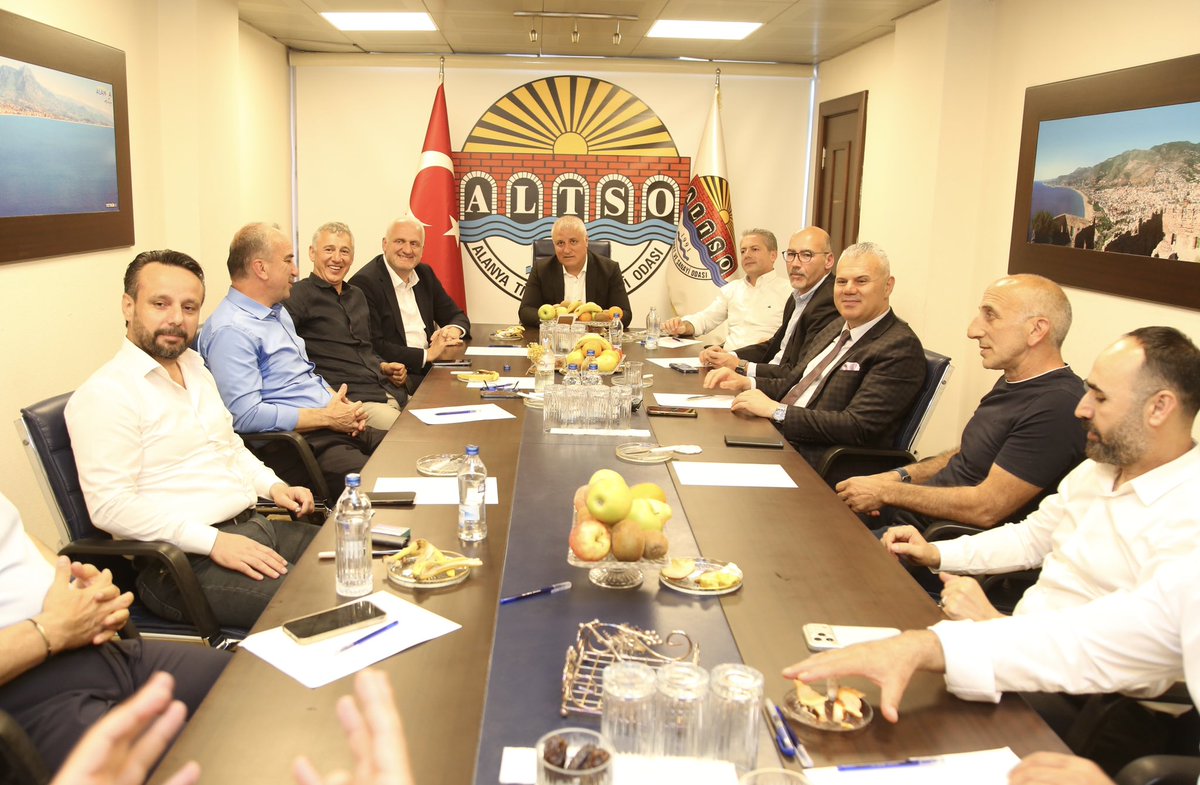 erayerdemalanya's tweet photo. Kıymetli iş insanlarımızla odamızda bir araya gelerek inşaat ve emlak sektörünün güncel sorunları üzerine değerlendirmeler yaptık.
Sektör temsilcilerimizin talep ve önerilerini de dinleyip çözüm bekleyen konular hakkında görüş alışverişinde bulunduk.
#altso #toplantı #emlak #inşaat