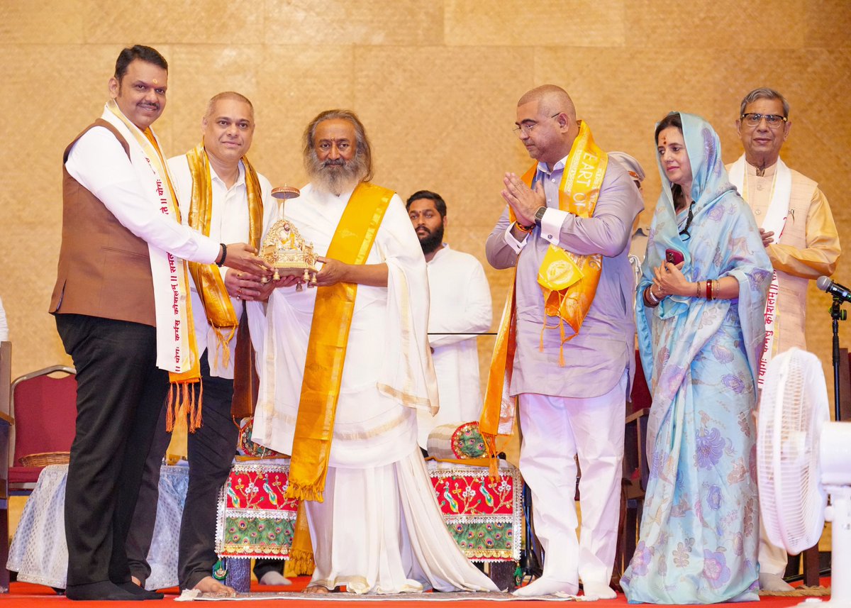 CMOMaharashtra's tweet photo. 🔸 CM Devendra Fadnavis at the celebration of the 70th birth year of H. H. Gurudev Sri Sri Ravi Shankar and the 45th anniversary of the Art of Living.
Haryana Governor Prof. Ashim Kumar Ghosh and other dignitaries were present.

🔸 मुख्यमंत्री देवेंद्र फडणवीस यांची पूज्य गुरुदेव श्री श्री रविशंकर यांच्या 70व्या जन्मवर्षानिमित्त व आर्ट ऑफ लिव्हिंगच्या 45व्या वर्धापनदिनानिमित्त आयोजित सोहळ्यास प्रमुख उपस्थिती. 
यावेळी हरियाणाचे राज्यपाल प्रा. अशिम कुमार घोष व इतर मान्यवर उपस्थित होते. 

🔸 मुख्यमंत्री देवेंद्र फडणवीस इनकी पूज्य गुरुदेव श्री श्री रविशंकर जी इनके 70वें जन्मवर्ष के अवसर पर एवं आर्ट ऑफ लिविंग के 45वें स्थापना दिवस के उपलक्ष्य में आयोजित समारोह में प्रमुख उपस्थिति।
इस अवसर पर हरियाणा के राज्यपाल प्रो. असीम कुमार घोष एवं अन्य मान्यवर उपस्थित थे। 

🕖 7 pm | 15-5-2026 📍 Karnataka | संध्या. 7 वा. | १५-५-२०२६ 📍कर्नाटक.

@Dev_Fadnavis @RajBhavanHry @Gurudev @ArtofLiving
#Gurudev #DevendraFadnavis #ArtOfLiving45