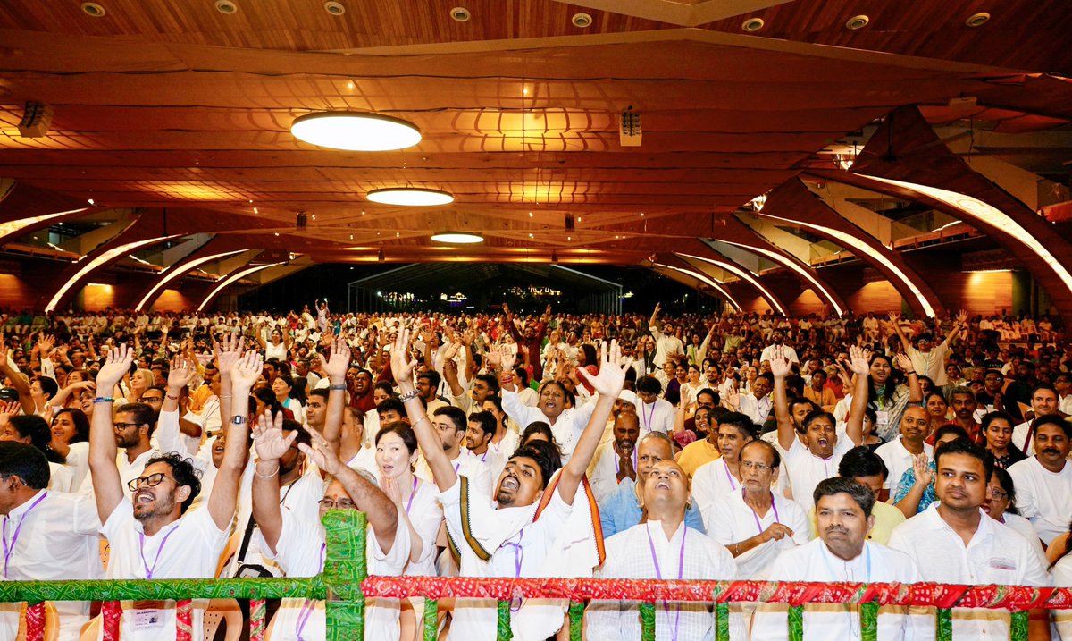 CMOMaharashtra's tweet photo. 🔸 CM Devendra Fadnavis at the celebration of the 70th birth year of H. H. Gurudev Sri Sri Ravi Shankar and the 45th anniversary of the Art of Living.
Haryana Governor Prof. Ashim Kumar Ghosh and other dignitaries were present.

🔸 मुख्यमंत्री देवेंद्र फडणवीस यांची पूज्य गुरुदेव श्री श्री रविशंकर यांच्या 70व्या जन्मवर्षानिमित्त व आर्ट ऑफ लिव्हिंगच्या 45व्या वर्धापनदिनानिमित्त आयोजित सोहळ्यास प्रमुख उपस्थिती. 
यावेळी हरियाणाचे राज्यपाल प्रा. अशिम कुमार घोष व इतर मान्यवर उपस्थित होते. 

🔸 मुख्यमंत्री देवेंद्र फडणवीस इनकी पूज्य गुरुदेव श्री श्री रविशंकर जी इनके 70वें जन्मवर्ष के अवसर पर एवं आर्ट ऑफ लिविंग के 45वें स्थापना दिवस के उपलक्ष्य में आयोजित समारोह में प्रमुख उपस्थिति।
इस अवसर पर हरियाणा के राज्यपाल प्रो. असीम कुमार घोष एवं अन्य मान्यवर उपस्थित थे। 

🕖 7 pm | 15-5-2026 📍 Karnataka | संध्या. 7 वा. | १५-५-२०२६ 📍कर्नाटक.

@Dev_Fadnavis @RajBhavanHry @Gurudev @ArtofLiving
#Gurudev #DevendraFadnavis #ArtOfLiving45