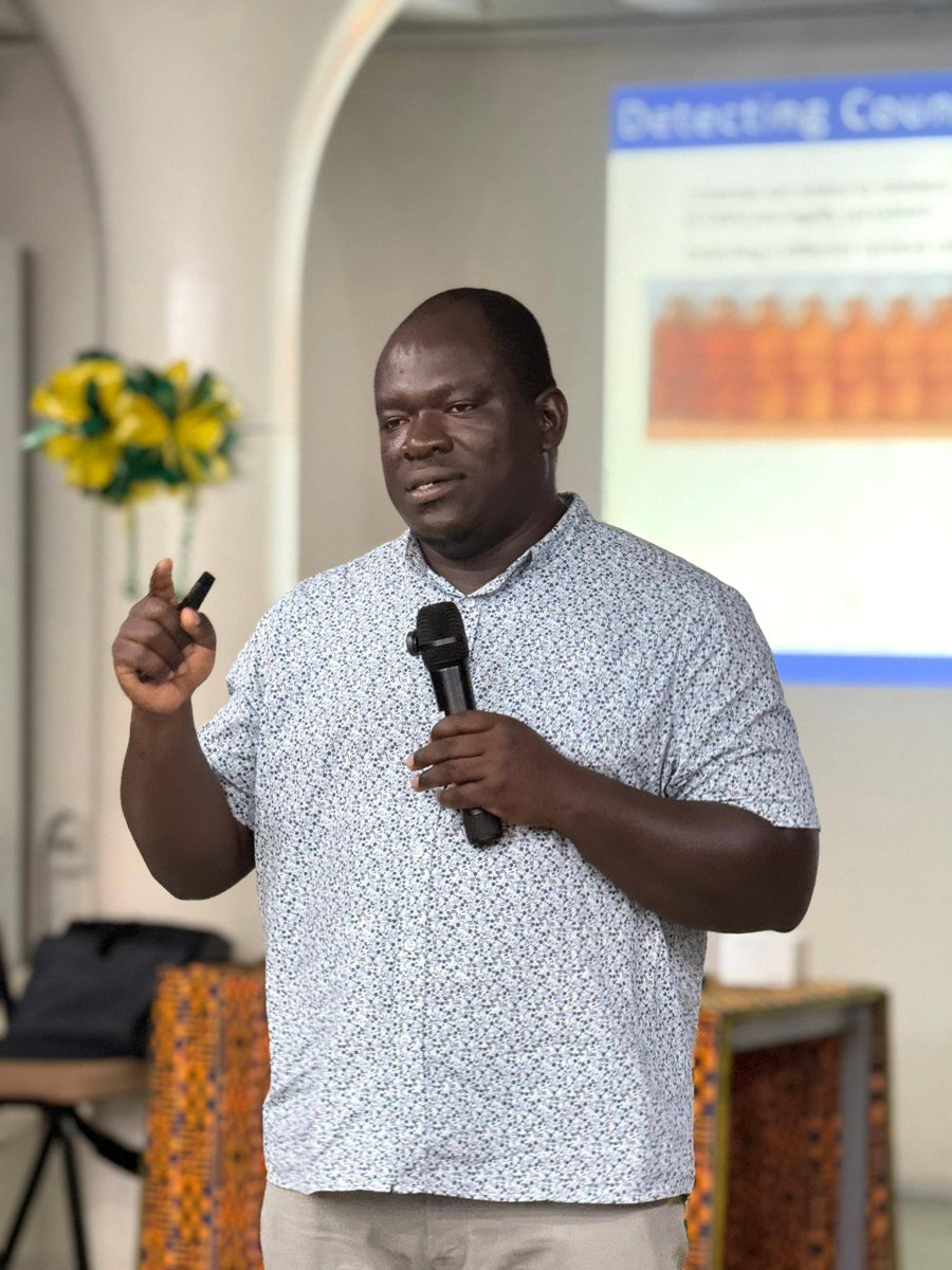 knust_library's tweet photo. Speaking at KNUST Libraries’ 4th #ScienceFriday on "Drinks, Drugs, and Toxic Books," Dr. Dwapanyin explained that toxic pigments in old book covers and pages can expose librarians, archivists, and researchers to harmful chemicals through regular contact. https://t.co/VUHwKm3f37