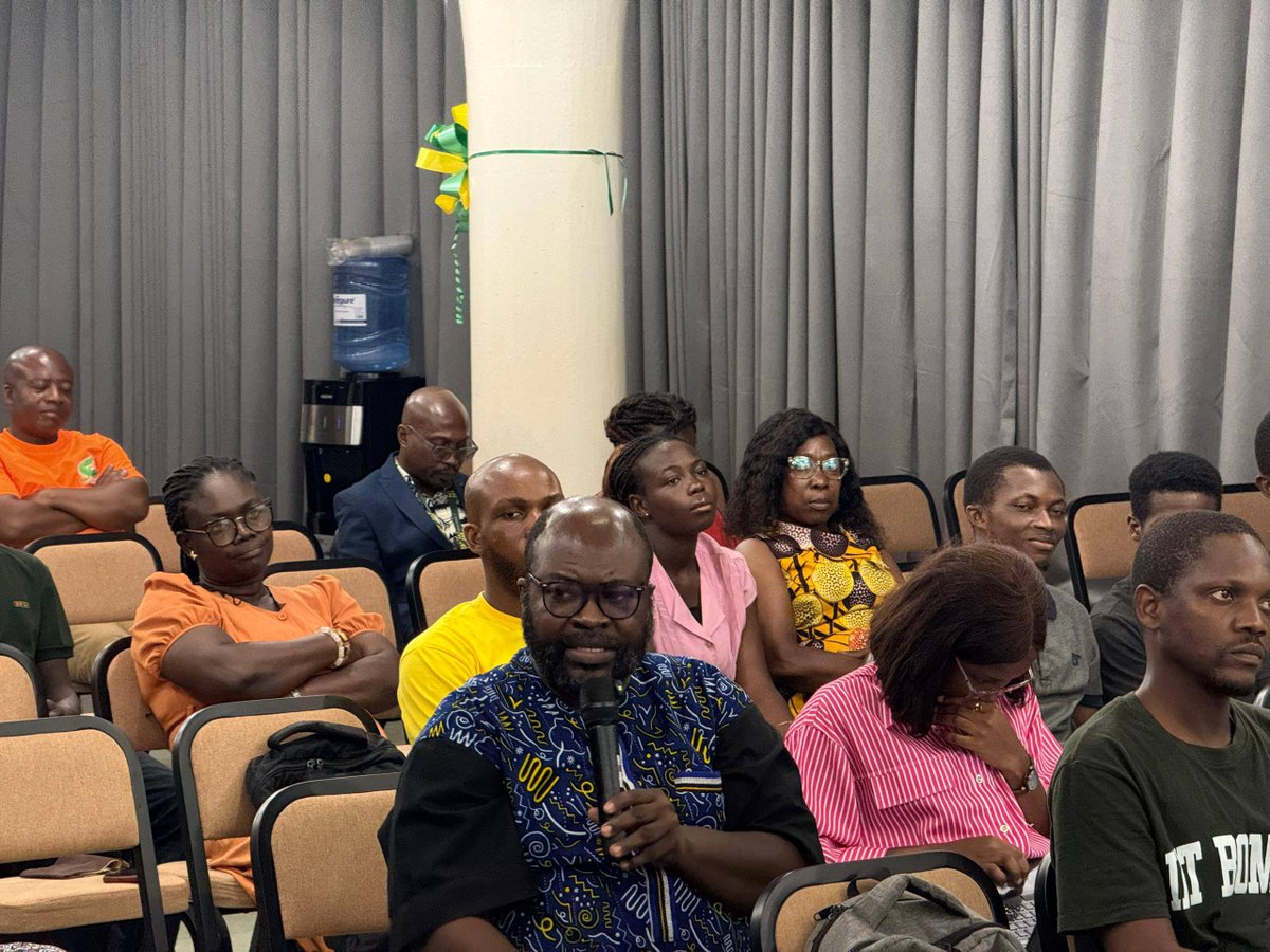 knust_library's tweet photo. Speaking at KNUST Libraries’ 4th #ScienceFriday on "Drinks, Drugs, and Toxic Books," Dr. Dwapanyin explained that toxic pigments in old book covers and pages can expose librarians, archivists, and researchers to harmful chemicals through regular contact. https://t.co/VUHwKm3f37
