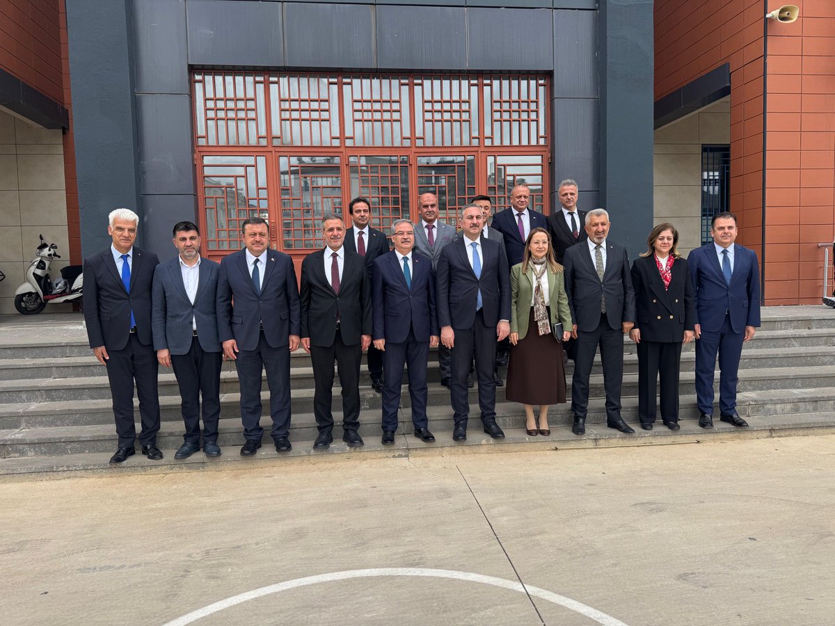 irfancelikaslan's tweet photo. 📍ŞEHİTKAMİL

Grup Başkanvekilimiz Sayın Abdulhamit Gül, Milletvekilimiz Sayın Derya Bakbak, İl Başkanımız Sayın Fatih Muhaddis Fedaioğlu, Karkamış Belediye Başkanımız Sayın Mustafa Güzel, Büyükşehir Belediye Başkan Yardımcımız Sayın Feray Yılmaz ve teşkilat mensuplarımız ile birlikte Gaziantep İl Milli Eğitim Müdürümüz Sayın Önder Arpacı’yı ziyaret ettik.

Nazik misafirperverlikleri için teşekkür ediyor, eğitim camiamıza yönelik çalışmalarında başarılar diliyorum.

@abdulhamitgul 
@deryabakbak27 
@fmfedaioglu 
@Dr_Onderarpaci 
@AKPartiG_Antep