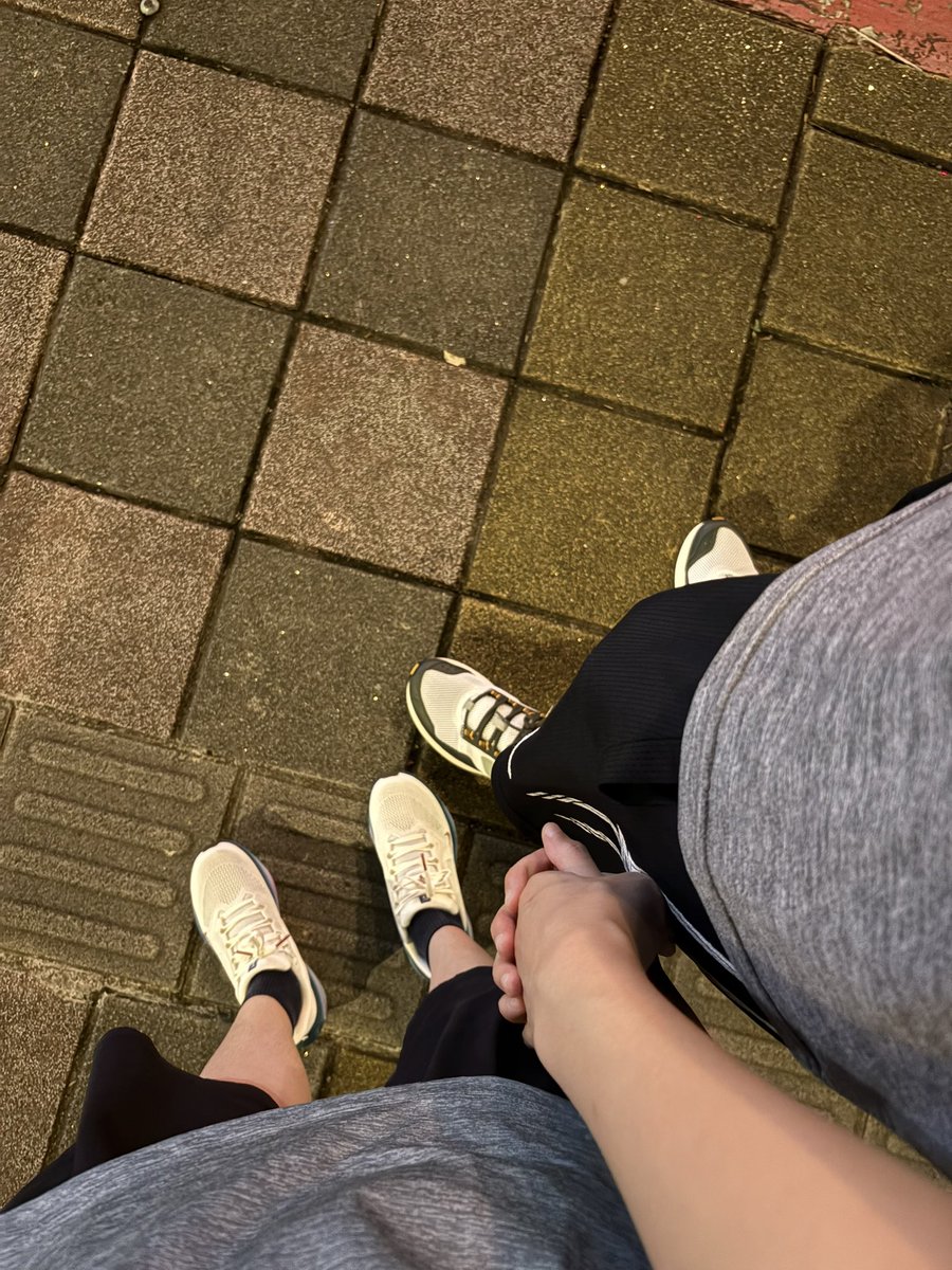 0701_c's tweet photo. 有個願意一起聽廣場、一起跑5k、一起爽吃宵夜ㄉ男友真是太幸福了～～ https://t.co/rbaGyWw6kX