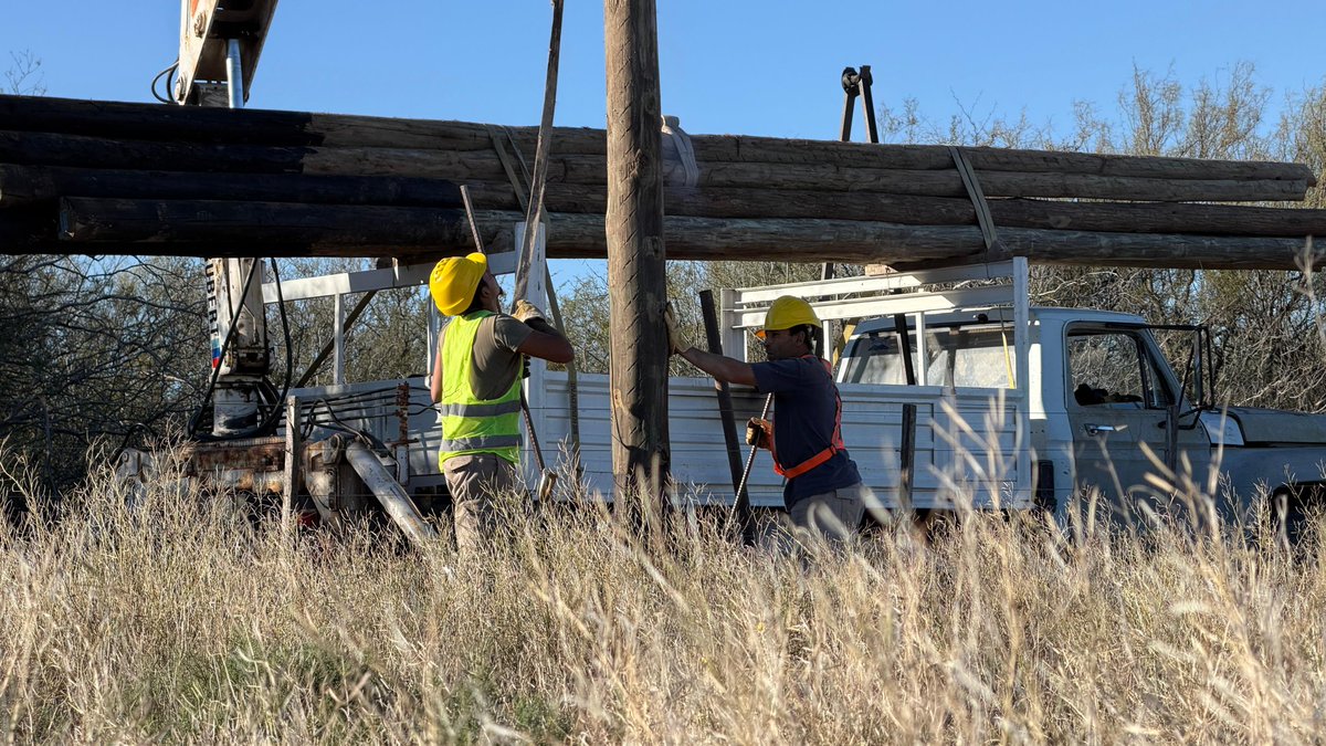 EmpatelLP's tweet photo. 🚧👷‍♂️  Comenzó la obra para sumar a La Adela a la red provincial de fibra óptica 🌐
🧵
@ZiliottoSergio
@acurciarello 
@azulueta17 https://t.co/p5myK4x9Dv