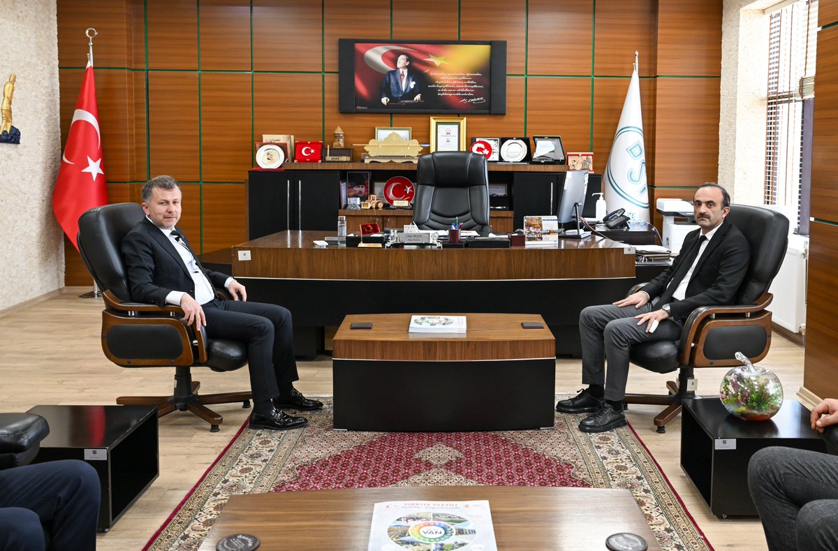 dsi17blgmd's tweet photo. Genel Müdürlüğümüz Destek Hizmetleri Dairesi Başkanı Sayın Erdoğan Ay ve beraberindeki heyet, Bölge Müdürümüz Sayın Cihan Aksoy’u makamında ziyaret etti. Gerçekleştirilen ziyarette, Daire Başkanlığımızın bölgemizde yürüttüğü çalışmalar hakkında karşılıklı görüş alışverişinde bulunuldu.

Nazik ziyaretlerinden dolayı kendilerine teşekkür ederiz.