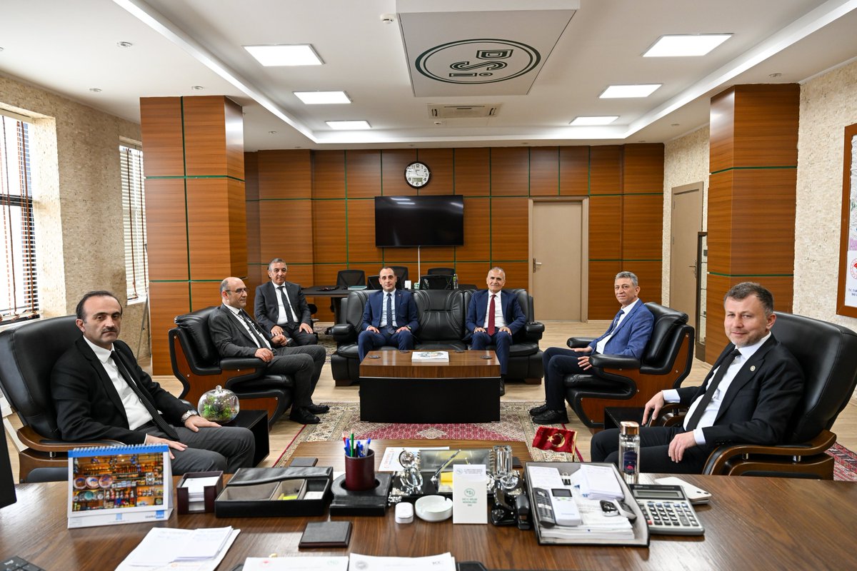 dsi17blgmd's tweet photo. Genel Müdürlüğümüz Destek Hizmetleri Dairesi Başkanı Sayın Erdoğan Ay ve beraberindeki heyet, Bölge Müdürümüz Sayın Cihan Aksoy’u makamında ziyaret etti. Gerçekleştirilen ziyarette, Daire Başkanlığımızın bölgemizde yürüttüğü çalışmalar hakkında karşılıklı görüş alışverişinde bulunuldu.

Nazik ziyaretlerinden dolayı kendilerine teşekkür ederiz.