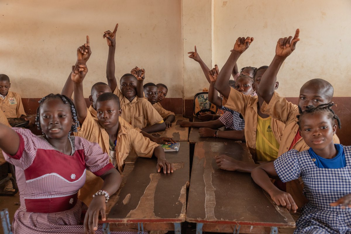 UNICEFGuinea's tweet photo. Renforcer les apprentissages fondamentaux en 🇬🇳: @UNICEF accompagne le @GouvGN dans une approche d’enseignement ciblé à l’échelle nationale.
Objectif : permettre à chaque enfant d’apprendre à lire, écrire et compter selon son niveau réel.
Avec l’appui de @TaRL_Africa #ODD4 https://t.co/wKd16NTlnm