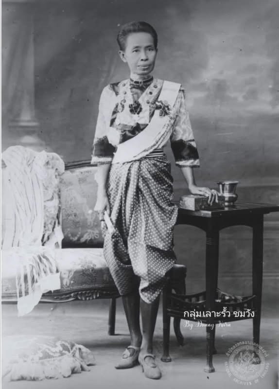 BBeer1989's tweet photo. "ข้าวมันหุงกะทิ​

เรื่องข้าวหุงกะทิหรือที่เราเรียกกันว่าข้าวมันนี้มีเรื่องเล่าเรื่องหนึ่งที่เป็นที่เลื่องลือในอดีต คือเรื่องข้าวมันย้อมสี เจ้าจอมมารดาโหมด ในล้นเกล้ารัชกาลที่ 5 เมื่อครั้งที่ทรงมีพระประสงค์จะเสวยข้าวมัน ทูลกระ​หม่อมพระอรรคชายาพระองค์เล็ก หรือ https://t.co/eivGgjarXx