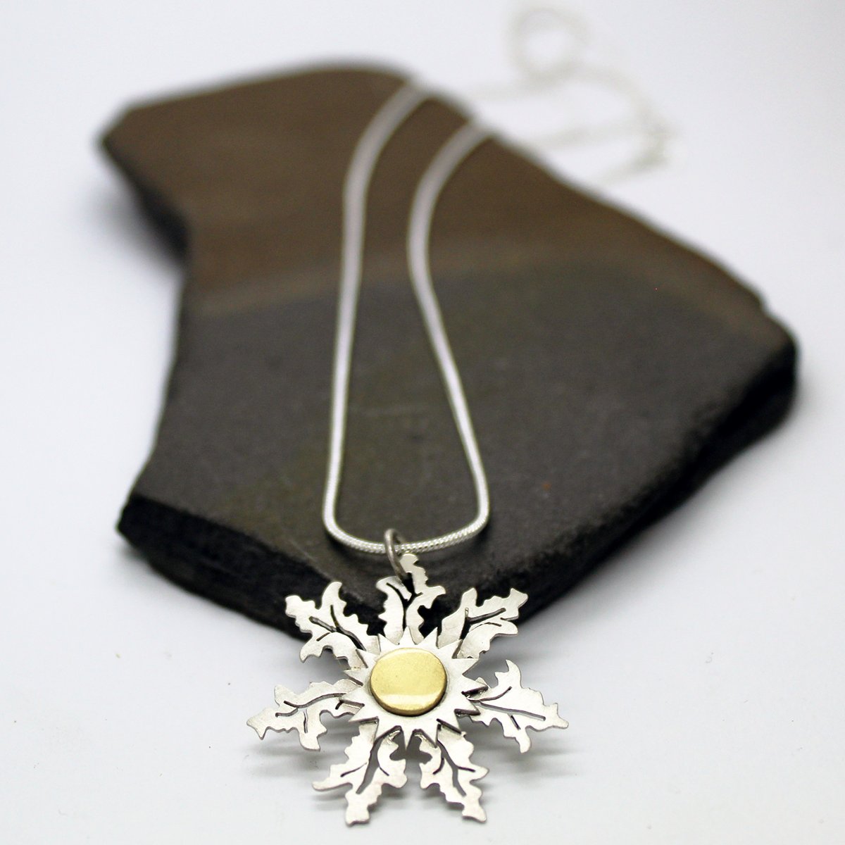 Plataica's tweet photo. 📣 De nuevo DISPONIBLE‼️ 😍

Un #colgante para alguien muy, muy especial, #eguzkilore o "flor del sol" 🌞 en #plata925 y latón

👉 https://t.co/hrh8FE8Nzy

#joyeríaartesanal #hechoamano #envíogratis #Silverleaf #EuskalHerria #necklace https://t.co/aYwqgsziyW