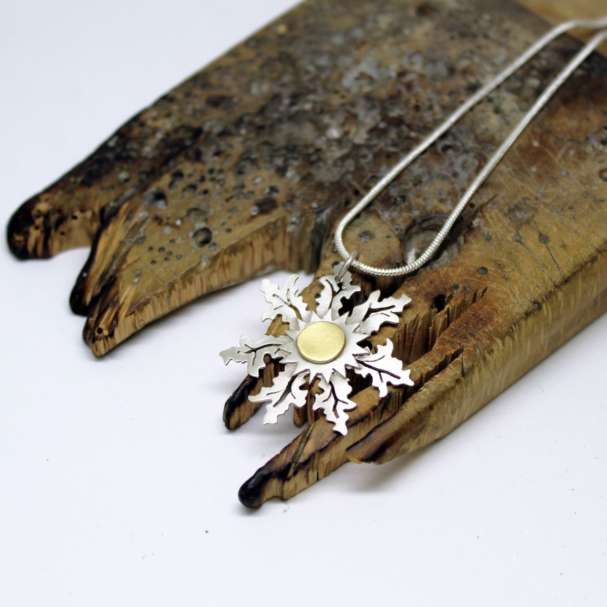 Plataica's tweet photo. 📣 De nuevo DISPONIBLE‼️ 😍

Un #colgante para alguien muy, muy especial, #eguzkilore o "flor del sol" 🌞 en #plata925 y latón

👉 https://t.co/hrh8FE8Nzy

#joyeríaartesanal #hechoamano #envíogratis #Silverleaf #EuskalHerria #necklace https://t.co/aYwqgsziyW
