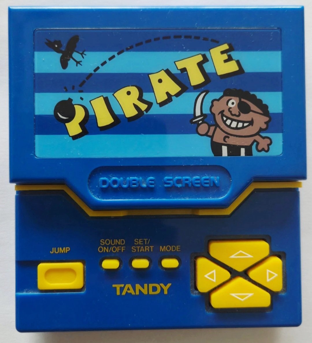 Cedehel_'s tweet photo. Re-découverte de mon ancien jeu LCD Pirate qui fonctionne encore parfaitement. Avec ses modèles double écran dotés d'une identité propre, Tandy savait concurrencer les fameux Game and watch de Nintendo. Et vous, possédez-vous encore quelques-unes de ces reliques ? https://t.co/hNa9o2Yzfu
