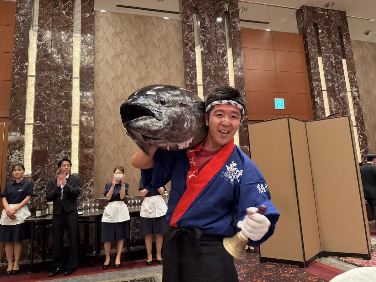 itasaki's tweet photo. 白潟総研さんのファン社長総会に出席してきました。今回も大変気付きの多い総会でしたが、それより何より懇親会での本マグロ解体ショーがサプライズすぎました。 https://t.co/vYEKdQSjE0
