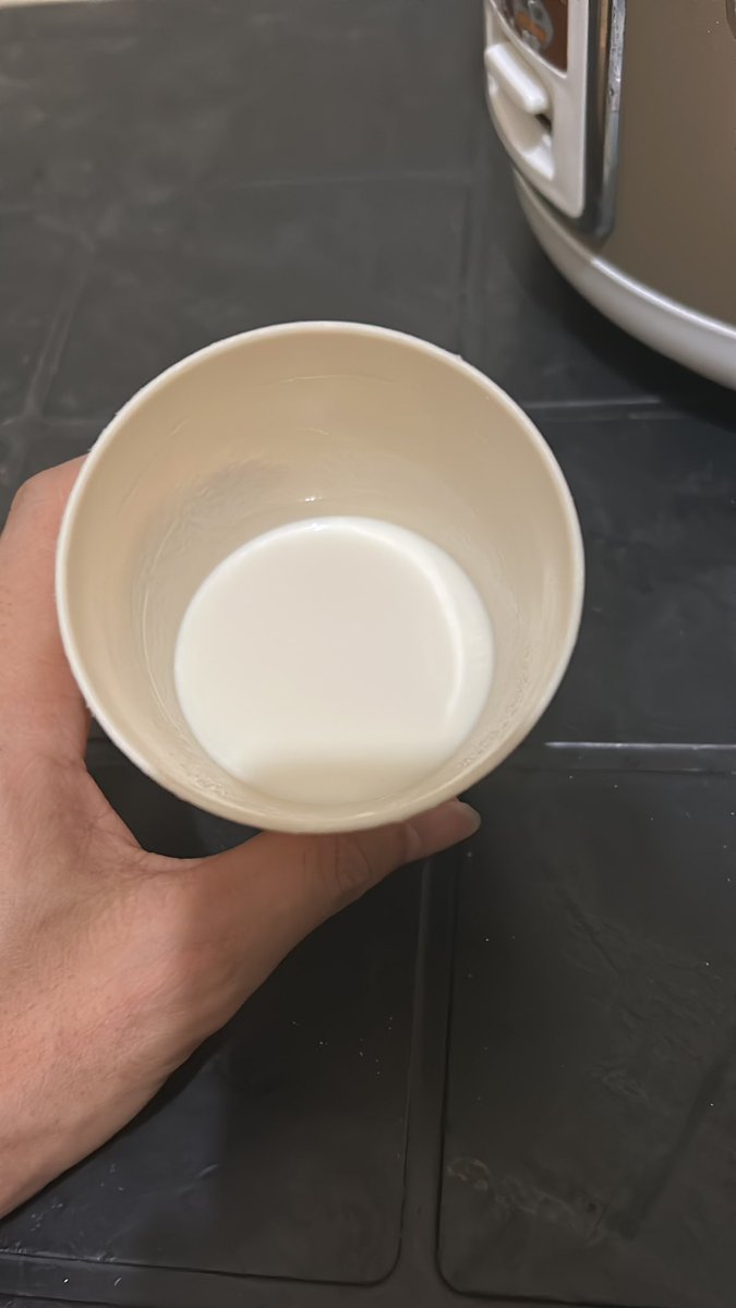 IamNobody_27's tweet photo. Milk before going to bed. Okay lang ba if milk mo naman next time? lol hahahaha 😂😂😂 https://t.co/Uw6ZD0Fob9