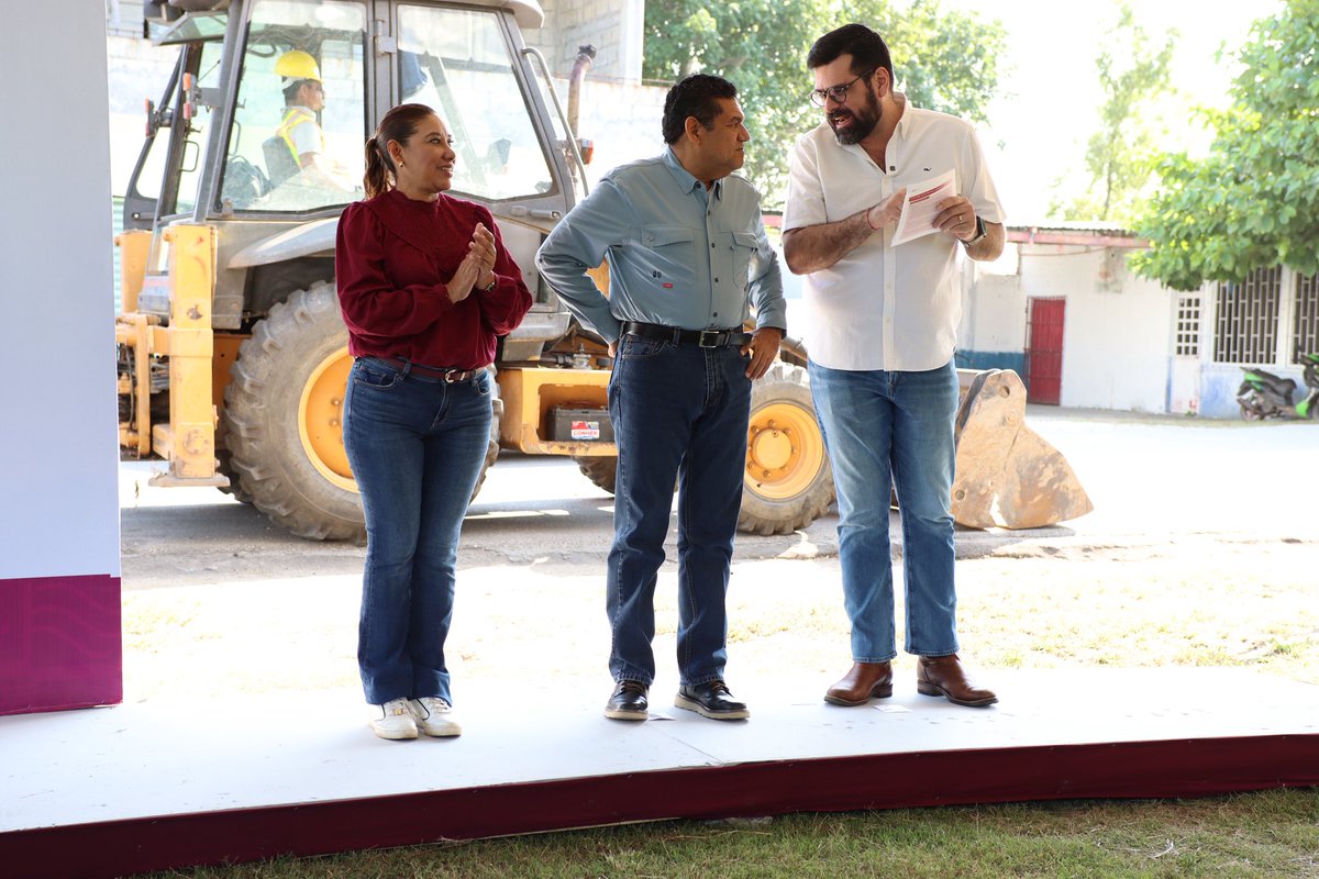 daniel_casasus's tweet photo. Estamos en #Cunduacán junto al gobernador @TabascoJavier , dando banderazo a importantes obras. 

En el poblado Carlos Rovirosa iniciamos la rehabilitación de la red de drenaje sanitario y, en el ejido La Libertad, la construcción de una nueva unidad deportiva para beneficio de niñas, niños y jóvenes. 💪🏻⚽️

¡Seguimos en territorio!✌🏻