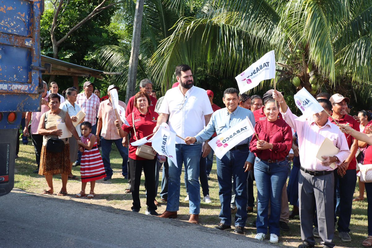 daniel_casasus's tweet photo. Estamos en #Cunduacán junto al gobernador @TabascoJavier , dando banderazo a importantes obras. 

En el poblado Carlos Rovirosa iniciamos la rehabilitación de la red de drenaje sanitario y, en el ejido La Libertad, la construcción de una nueva unidad deportiva para beneficio de niñas, niños y jóvenes. 💪🏻⚽️

¡Seguimos en territorio!✌🏻