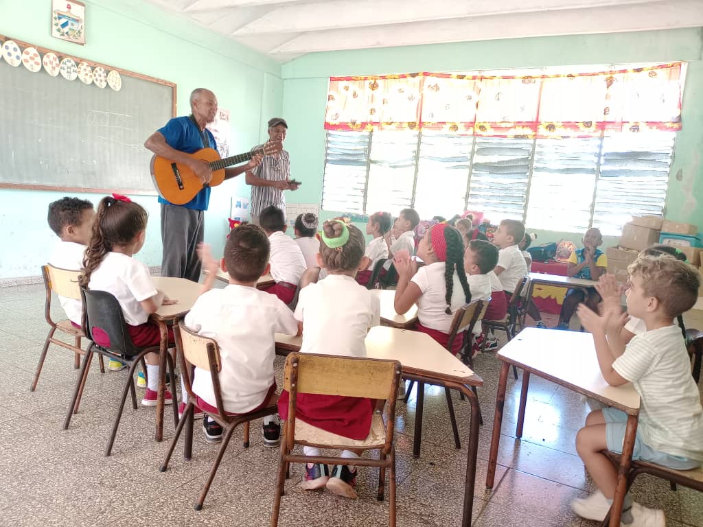 CarlosGe's tweet photo. 🎉 La alegría tomó el Círculo Infantil "Soldaditos de la Revolución" con una actividad infantil vibrante. 🎈 Todas las instituciones culturales unidas para nuestros niños. ¡Felicidad y cultura en Mayarí! 🎨👧👦

 #CulturaMayarí #100AñosConFidel https://t.co/OZGKYoG8zq