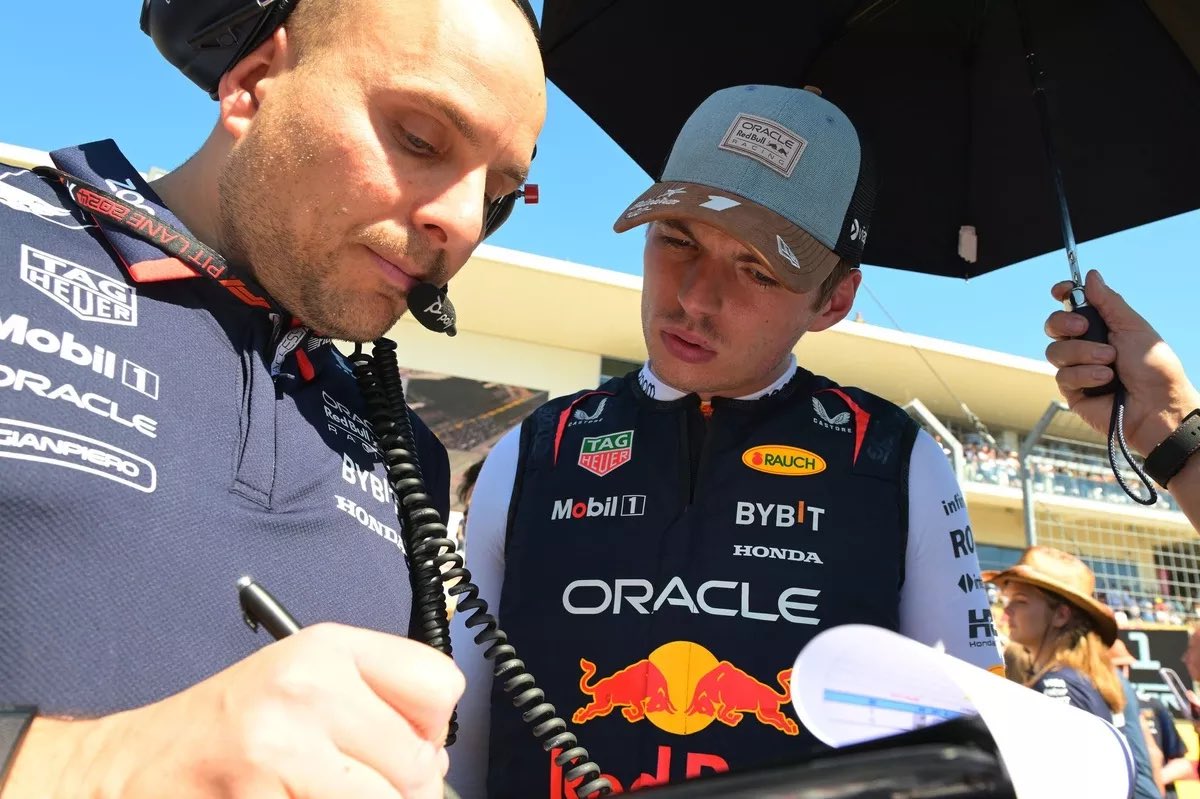 PrimeF1__'s tweet photo. ⚠️ SI MAX SE QUIERE IR, NOS DARÁ MUCHA PENA, PERO NO ESTAMOS AQUÍ POR NINGÚN INDIVIDUO EN PARTICULAR: MARK RUSHBROOK, DIRECTOR DE FORD PERFORMANCE RESPALDA LA LIMPIA EN RB.

“Nadie quiere que Max se vaya, ni ninguno de los pilotos actuales, porque son parte de la esencia de este deporte. Por eso queremos que sean felices, que estén comprometidos y entusiasmados con las carreras, porque eso hace que los aficionados se entusiasmen aún más.

Venimos a la Fórmula 1 para estar en la Fórmula 1 y elegimos a RB por lo que son como equipo, como cultura, no por ningún individuo en particular.

Y, una vez más, queremos mucho a Max, nos encanta que compita en un vehículo con motor RB Ford. Nos daría mucha pena que se fuera, pero eso no cambiaría nuestro compromiso con este deporte.” 🔥🇺🇸