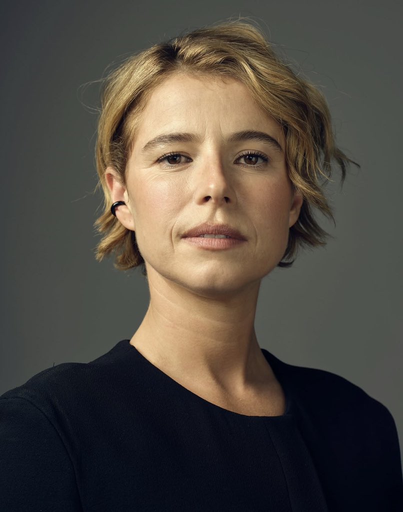 jessie buckley smirk tweet media