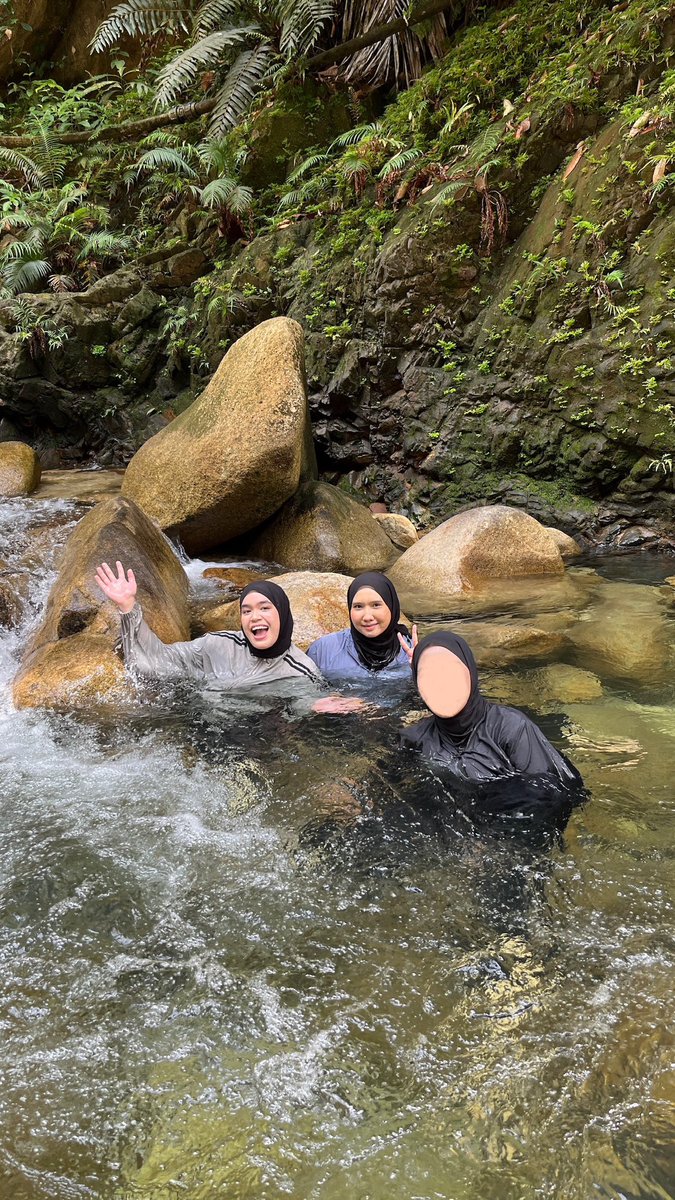 SASyzreen's tweet photo. alya &amp; amalia https://t.co/MmBfoOvc70