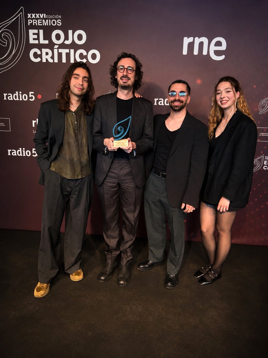 Albert_DATA's tweet photo. It was a huge honour to receive yesterday in @museoreinasofia the historical @ElOjoCriticoRNE award from @rtve. Being the 1st awardee in the new category on “Digital Innovation in Culture" is also a great responsibility. Thanks to my Team &amp; everyone supporting me all these years! https://t.co/N12dPlOcNj