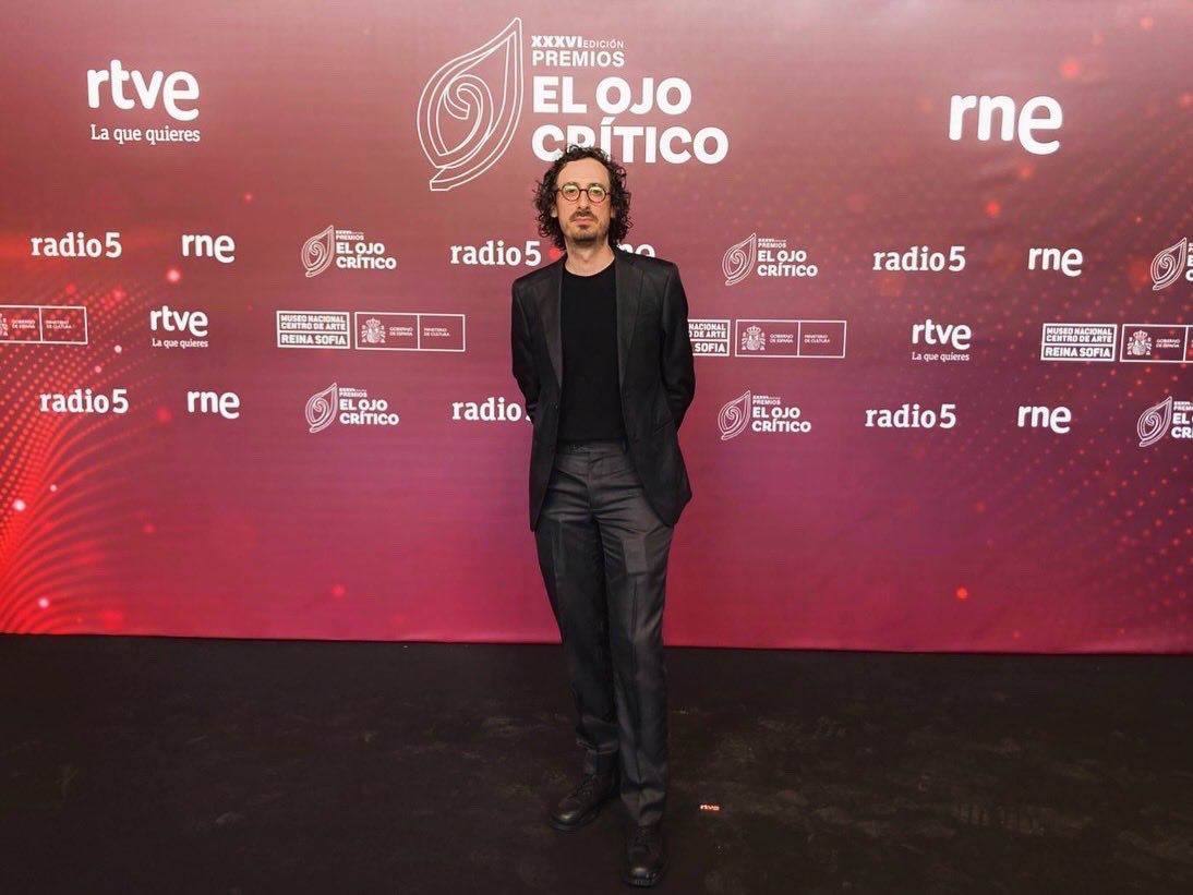 Albert_DATA's tweet photo. It was a huge honour to receive yesterday in @museoreinasofia the historical @ElOjoCriticoRNE award from @rtve. Being the 1st awardee in the new category on “Digital Innovation in Culture" is also a great responsibility. Thanks to my Team &amp; everyone supporting me all these years! https://t.co/N12dPlOcNj