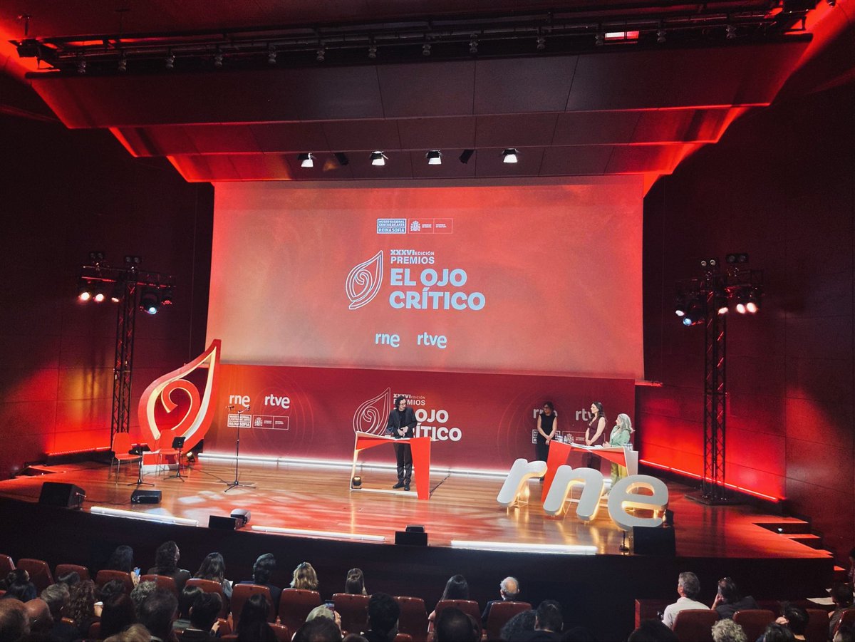 Albert_DATA's tweet photo. It was a huge honour to receive yesterday in @museoreinasofia the historical @ElOjoCriticoRNE award from @rtve. Being the 1st awardee in the new category on “Digital Innovation in Culture" is also a great responsibility. Thanks to my Team &amp; everyone supporting me all these years! https://t.co/N12dPlOcNj