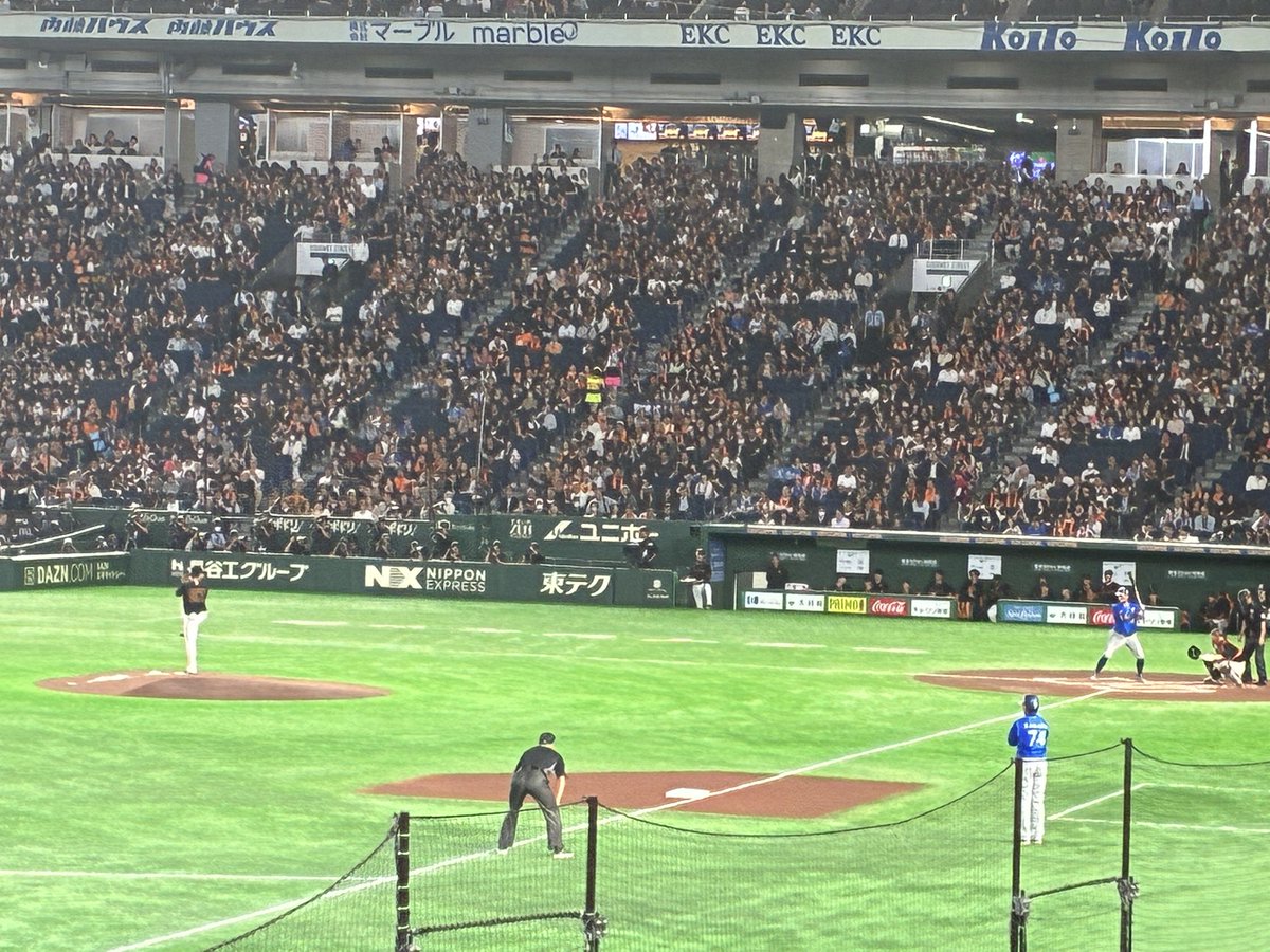 halhal0612's tweet photo. 巨人vs横浜を観る。
どちらのファンでもないが若い友人に誘われて。
野球を観るのは15年ぐらい前のマリナーズとかヤンキースの試合以来。(イチローや松井の頃)日本の野球は40年ぶり。一番観ていた頃はV9当時の巨人戦。毎年2〜.3回くらい。ご多分に漏れず、野球少年だったし。
中々の投手戦で面白かった https://t.co/b0vXHFhxVZ