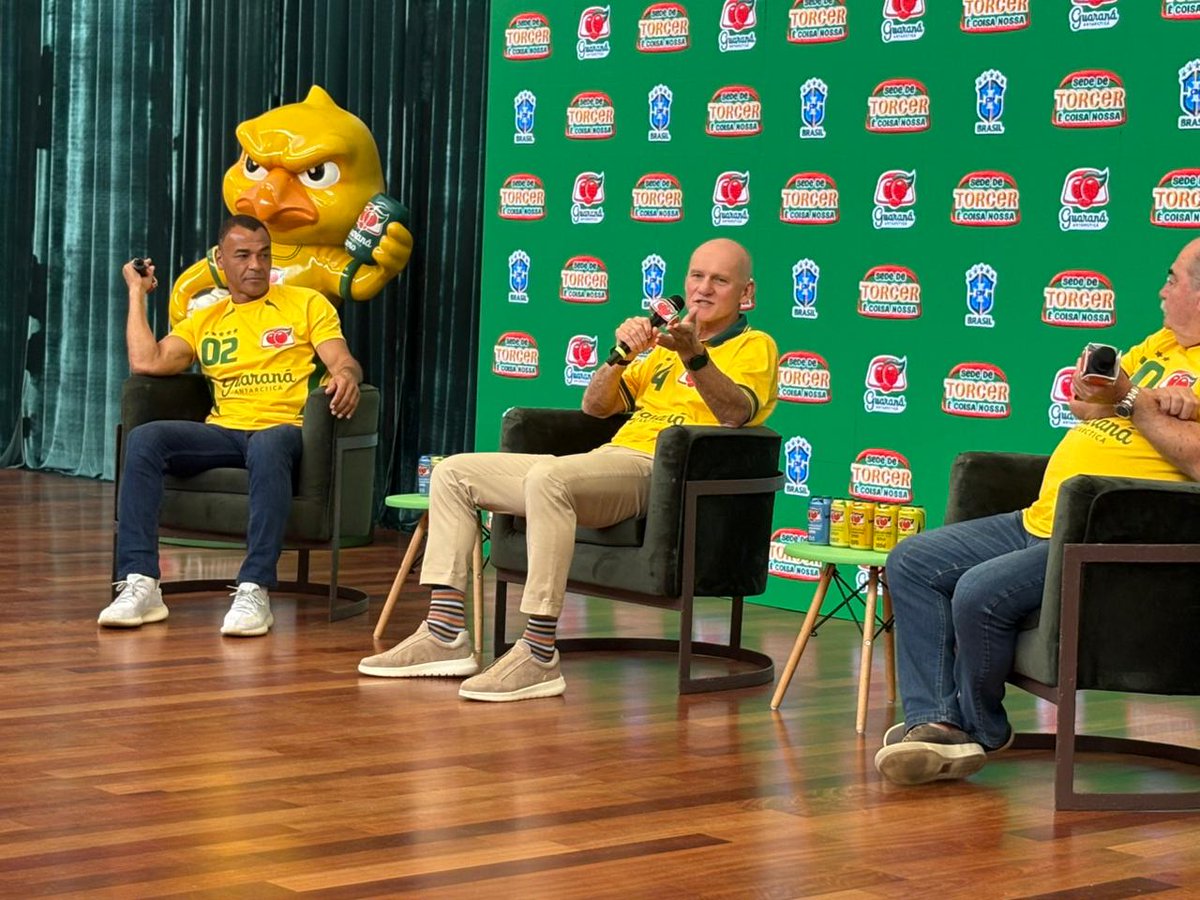 placar's tweet photo. Taffarel exalta evolução de Neymar: 

"Essa não é minha função, mas posso falar do Neymar porque trabalhei muito tempo com ele na seleção. É uma grande pessoa todo mundo gosta muito, te eu admiro muito como ele realmente incorpora essa essa coisa de seleção brasileira.  Os números dele na seleção brasileira são impressionantes, né...

Vi esses últimos jogos e gostei bastante, está jogando tipo um falso 9. Fica muito próximo do gol, tem uma movimentação inteligente que vejo em poucos jogadores, de dar um toque e já sair pra receber. Coisa que antigamente ele fazia pouco, ele voltava muito para pegar a bola, conduzia muito, recebia faltas. Hoje vejo um jogo mais limpo e mais determinante. E na frente do gol realmente ele tem uma tranquilidade que poucos têm, ele enxerga o gol, vê o canto livre e chuta ali. Gostei do que vi e fiquei feliz por ele."

📸@guiazevedo31 /PLACAR