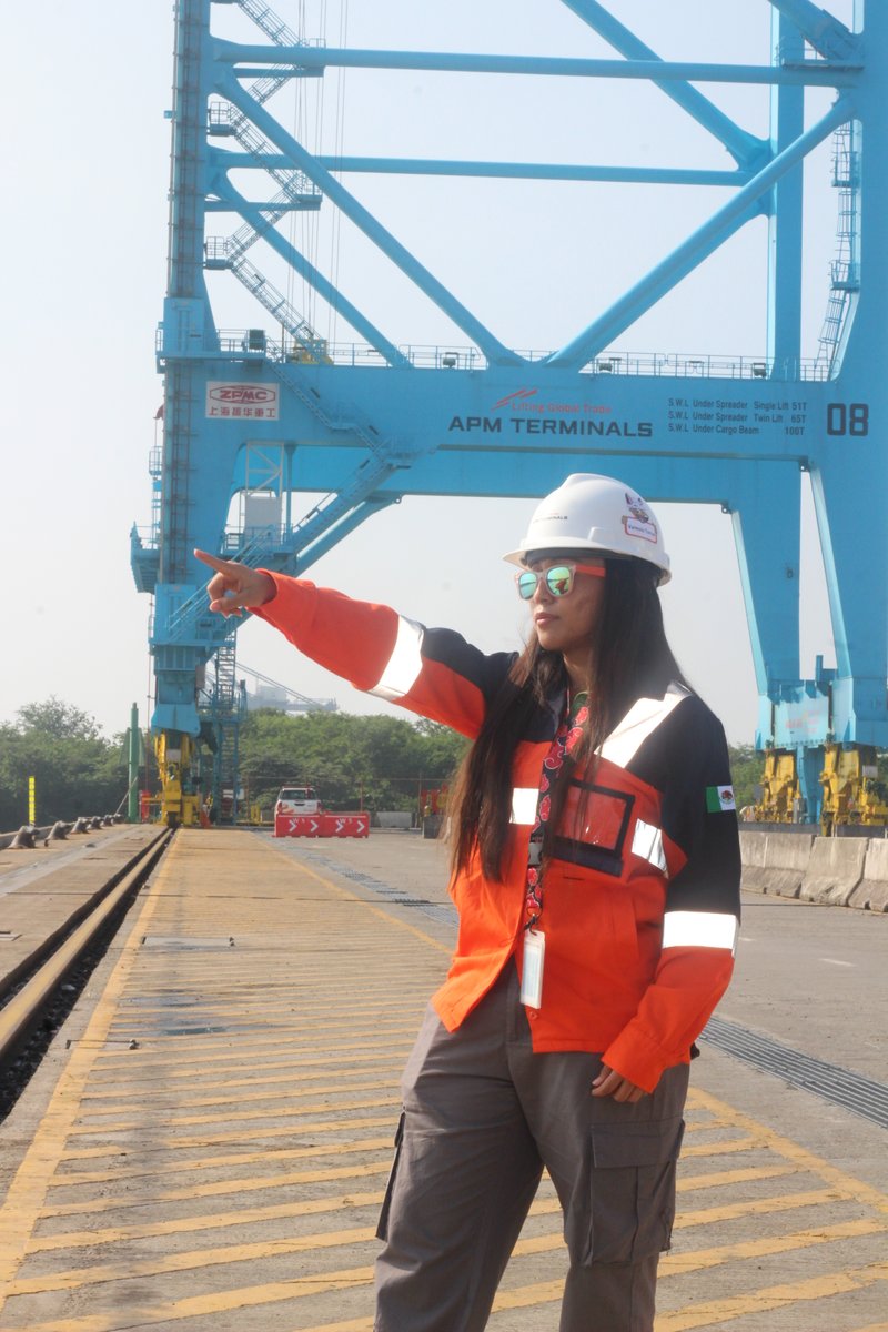LazaroCommunity's tweet photo. El Puerto Lázaro Cárdenas se consolida como uno de los principales motores logísticos de México por su capacidad operativa, infraestructura moderna y conexión con mercados internacionales. Su crecimiento impulsa el comercio exterior y genera nuevas oportunidades de inversión. https://t.co/fyqPV6SoWj