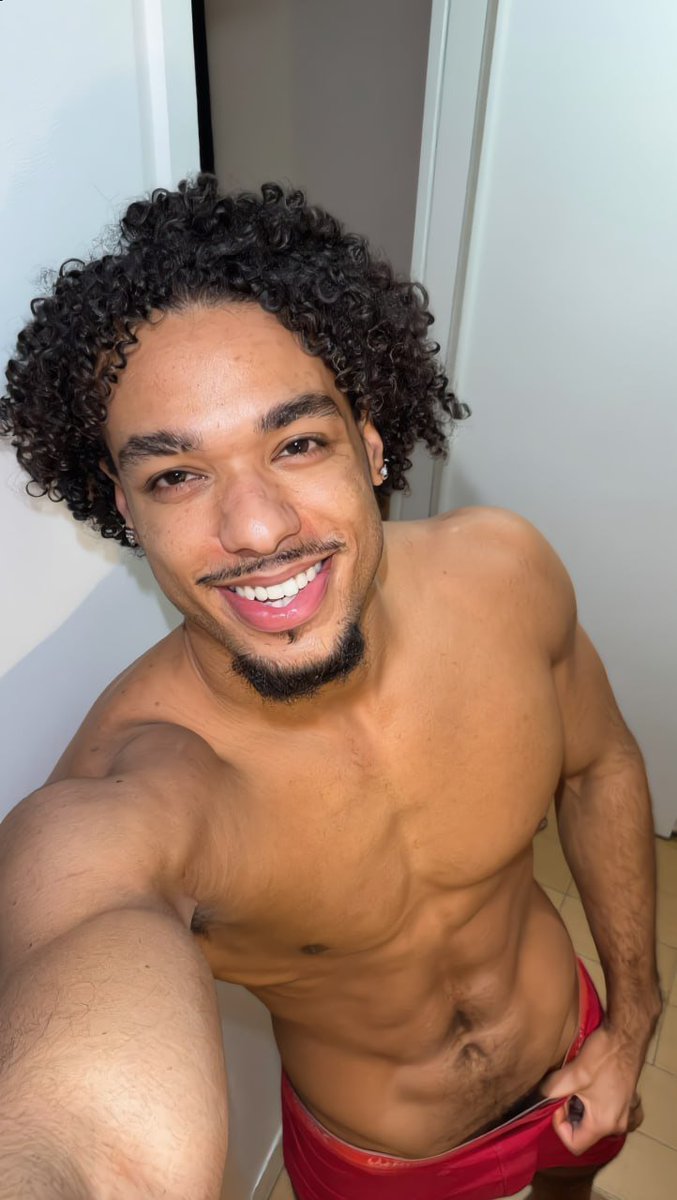 itsgerooo's tweet photo. If I told you I’ve been craving your touch all day, how would you react? https://t.co/UEuGxeV0MD