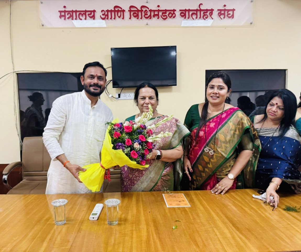 PRavetkar's tweet photo. शिवसेनेच्या वतीने महाराष्ट्र विधानपरिषदेतील नवनिर्वाचित सदस्य म्हणून आज गोपनीयतेची शपथ घेतलेल्या शिवसेनेच्या ज्येष्ठ नेत्या डॅा. नीलम ताई गोर्हे यांना विधानभवनात भेटून पुढील शुभेच्छा दिल्या. https://t.co/I1Kpr8QFss